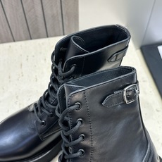 CELINE 2026秋冬新款朋克风格铆钉系带机车女短靴 瑟琳字母logo五金扣厚底圆头骑士靴 材质:鞋面进口小牛皮+水 CELINE 2026秋冬新款朋克风格铆钉系带机车女短靴 瑟琳字母logo五金扣厚底圆头骑士靴 材质:鞋面进口小牛皮+水