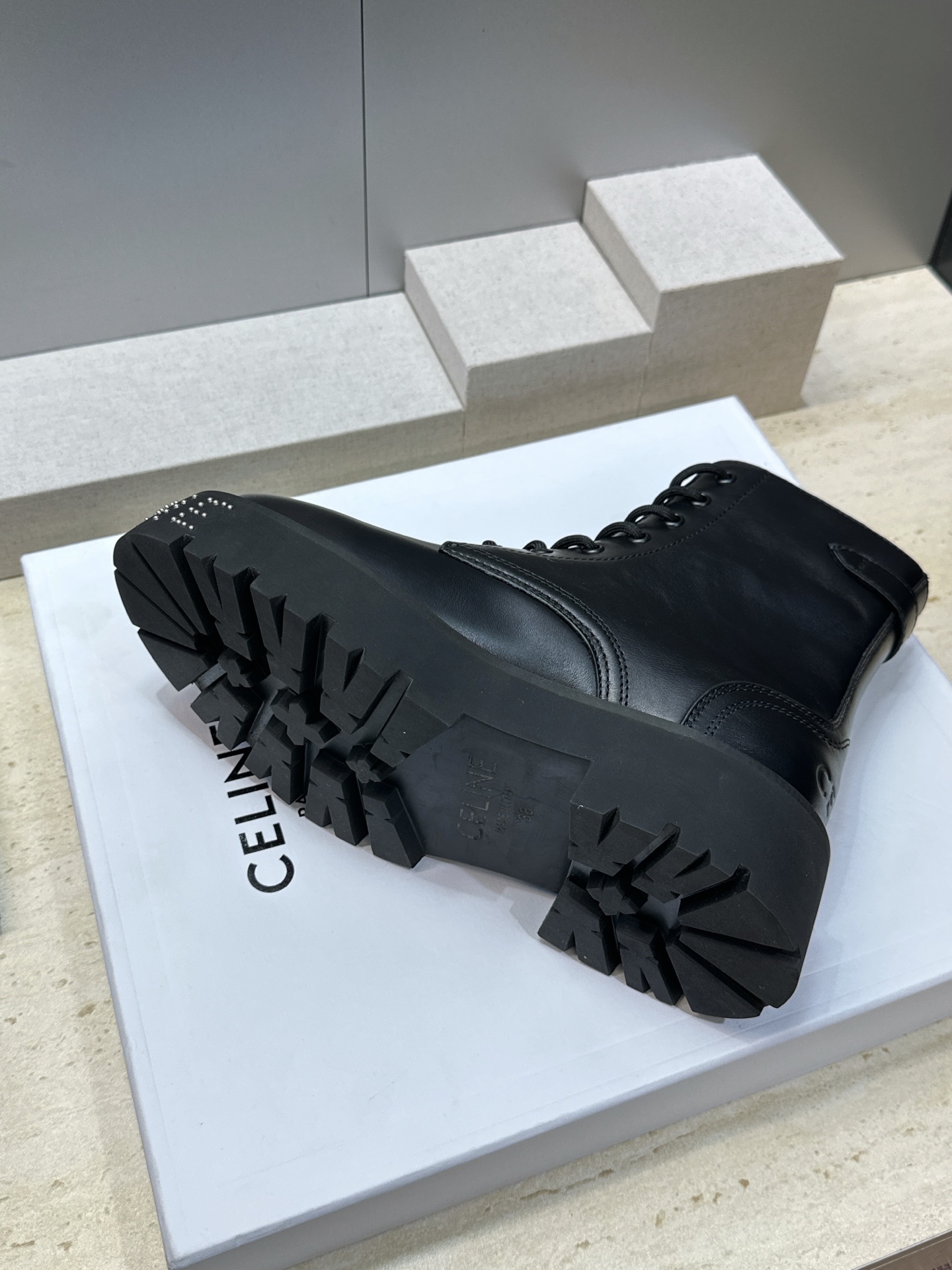CELINE 2026秋冬新款朋克风格铆钉系带机车女短靴 瑟琳字母logo五金扣厚底圆头骑士靴 材质:鞋面进口小牛皮+水 CELINE 2026秋冬新款朋克风格铆钉系带机车女短靴 瑟琳字母logo五金扣厚底圆头骑士靴 材质:鞋面进口小牛皮+水