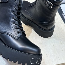CELINE 2026秋冬新款朋克风格铆钉系带机车女短靴 瑟琳字母logo五金扣厚底圆头骑士靴 材质:鞋面进口小牛皮+水 CELINE 2026秋冬新款朋克风格铆钉系带机车女短靴 瑟琳字母logo五金扣厚底圆头骑士靴 材质:鞋面进口小牛皮+水