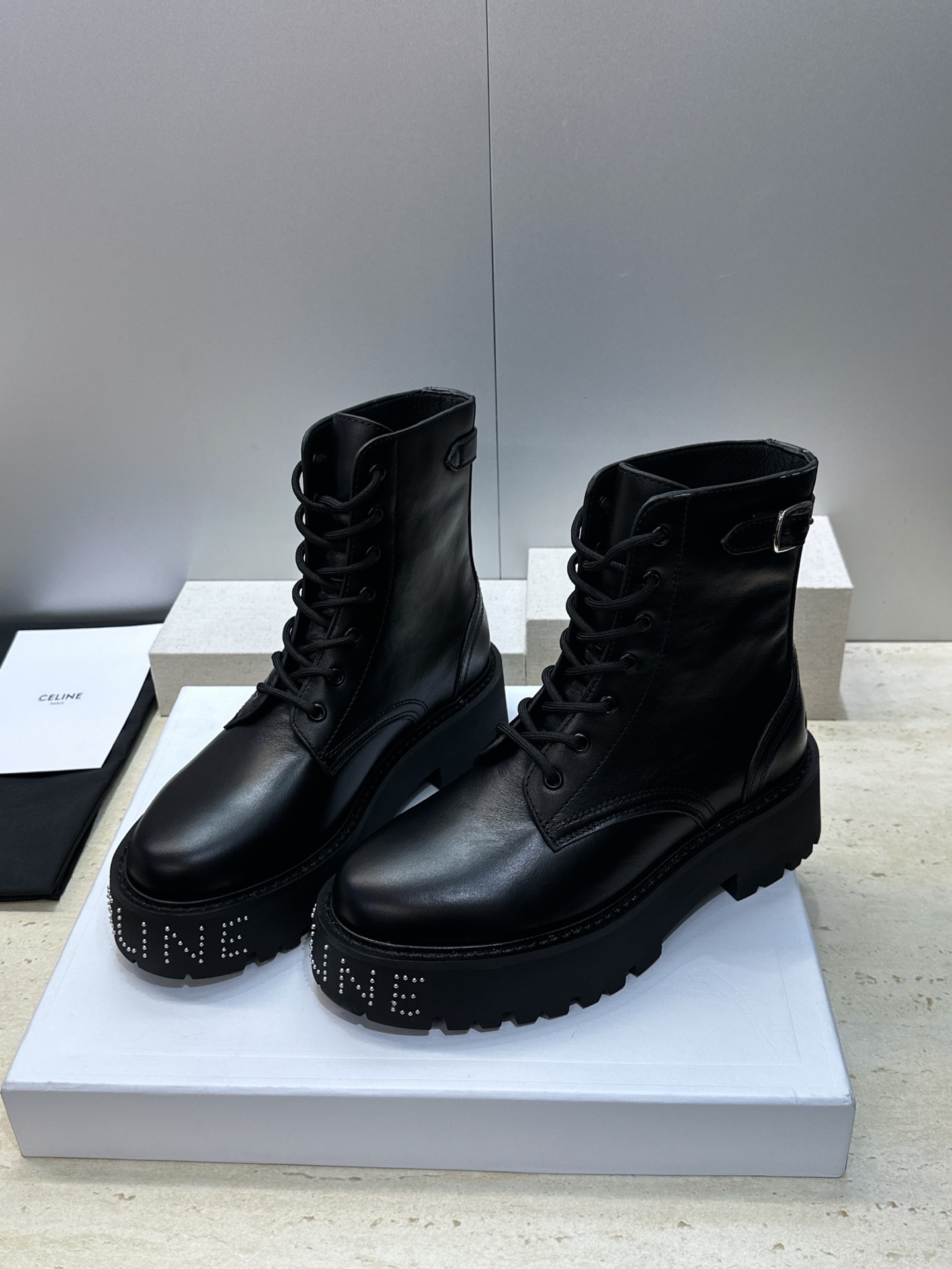 CELINE 2026秋冬新款朋克风格铆钉系带机车女短靴 瑟琳字母logo五金扣厚底圆头骑士靴 材质:鞋面进口小牛皮+水 CELINE 2026秋冬新款朋克风格铆钉系带机车女短靴 瑟琳字母logo五金扣厚底圆头骑士靴 材质:鞋面进口小牛皮+水