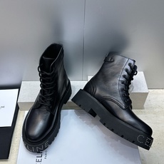 CELINE 2026秋冬新款朋克风格铆钉系带机车女短靴 瑟琳字母logo五金扣厚底圆头骑士靴 材质:鞋面进口小牛皮+水 CELINE 2026秋冬新款朋克风格铆钉系带机车女短靴 瑟琳字母logo五金扣厚底圆头骑士靴 材质:鞋面进口小牛皮+水