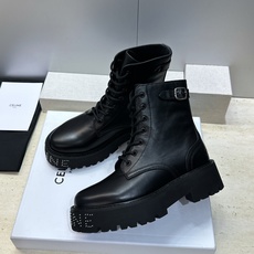 CELINE 2026秋冬新款朋克风格铆钉系带机车女短靴 瑟琳字母logo五金扣厚底圆头骑士靴 材质:鞋面进口小牛皮+水 CELINE 2026秋冬新款朋克风格铆钉系带机车女短靴 瑟琳字母logo五金扣厚底圆头骑士靴 材质:鞋面进口小牛皮+水