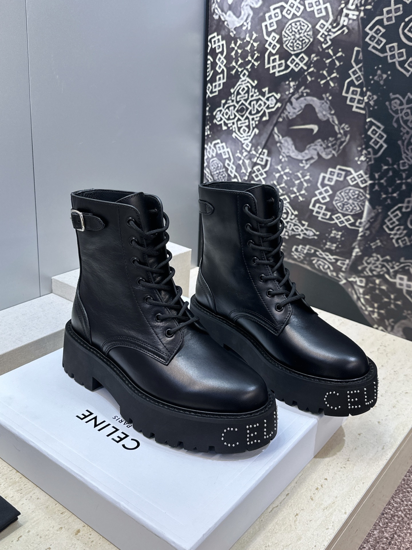 NO:928623,CELINE 2026 new autumn and winter punk style rivet lace motorcycle short boots for women Celine letter logo hardware buckle thick-soled round-head knight boots Material: imported calfskin upper + water-dyed cowhide lining + original open mold wear-resistant velvet gear outsole Heel height: 4.5CM size women's size 35-41 (40.41 customization is not returnable), boots, celine, boots, cowhide19860909CELINE 2026秋冬新款朋克风格铆钉系带机车女短靴 瑟琳字母logo五金扣厚底圆头骑士靴 材质:鞋面进口小牛皮+水染牛皮内里+原版开模耐磨绒齿轮大底 跟高:4.5CM size女码35-41（40.41定制不退换）,靴子,celine,boots,cowhide,Women's Shoes