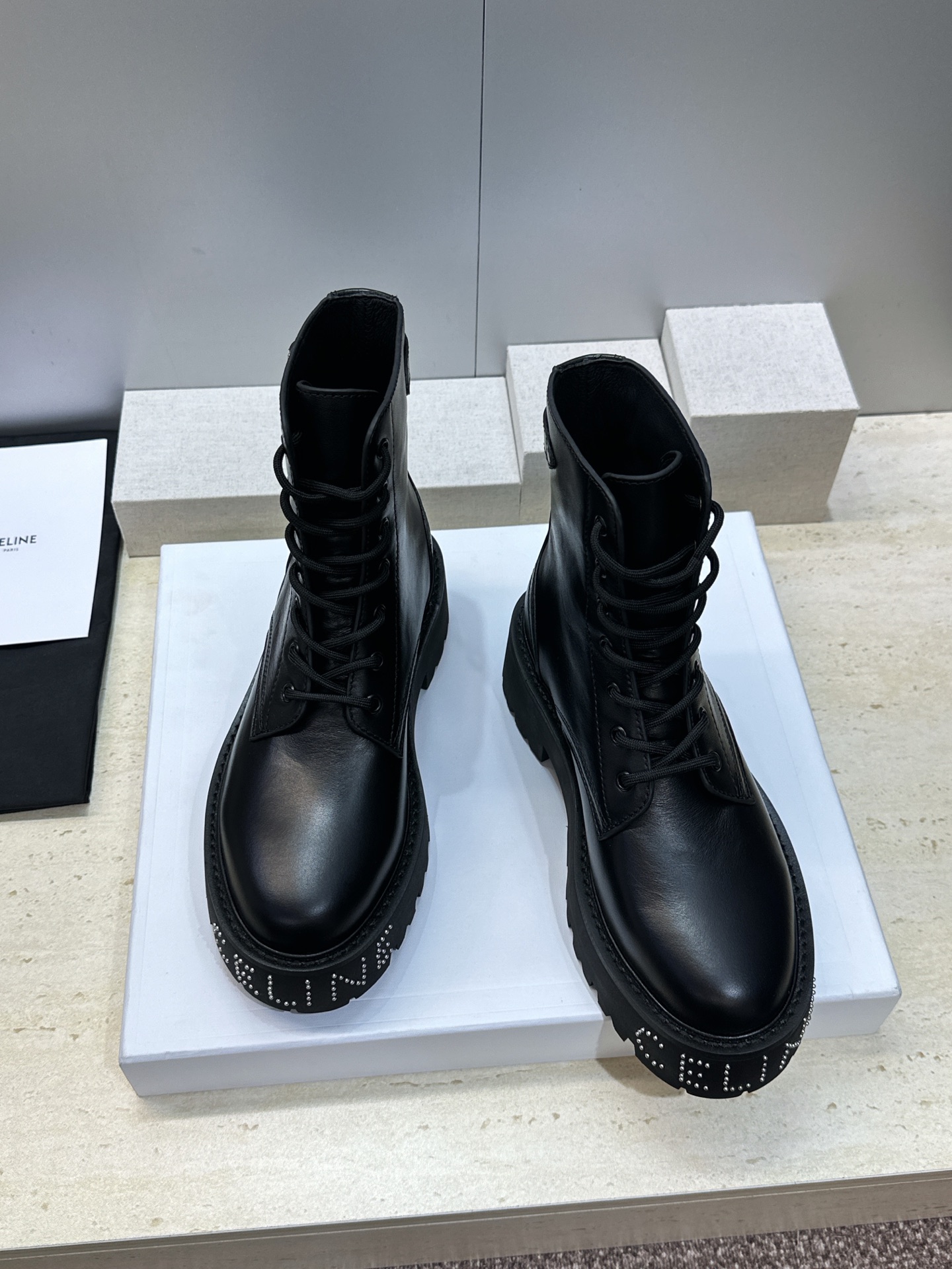 CELINE 2026秋冬新款朋克风格铆钉系带机车女短靴 瑟琳字母logo五金扣厚底圆头骑士靴 材质:鞋面进口小牛皮+水 CELINE 2026秋冬新款朋克风格铆钉系带机车女短靴 瑟琳字母logo五金扣厚底圆头骑士靴 材质:鞋面进口小牛皮+水