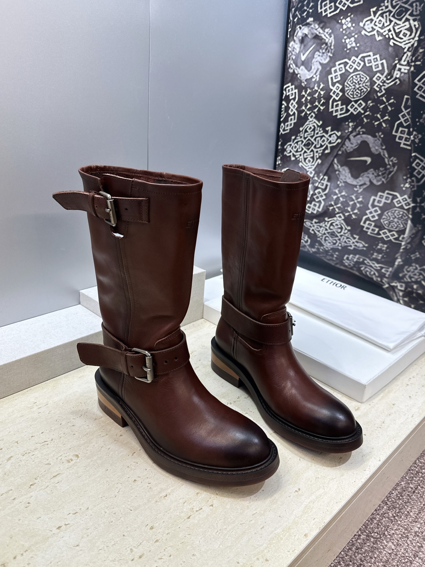 NO:928592,Top quality ETHOR 2026 new autumn and winter nomadic style low-heeled round toe one-step high-top motorcycle rider color-polished women's military boots Material: imported calfskin upper + water-dyed cowhide lining + original open mold anti-slip combination outsole Heel height: 3.5CM Size35-40 (40 custom-made non-refundable), boots, boots, cowhide19860909顶级品质 ETHOR 2026秋冬新款游牧风格低跟圆头一脚蹬高筒机车骑士擦色女军靴 材质:鞋面进口小牛皮+水染牛皮内里+原版开模防滑组合大底 跟高:3.5CM Size35-40（40订做不退换）,靴子,boots,cowhide,Women's Shoes
