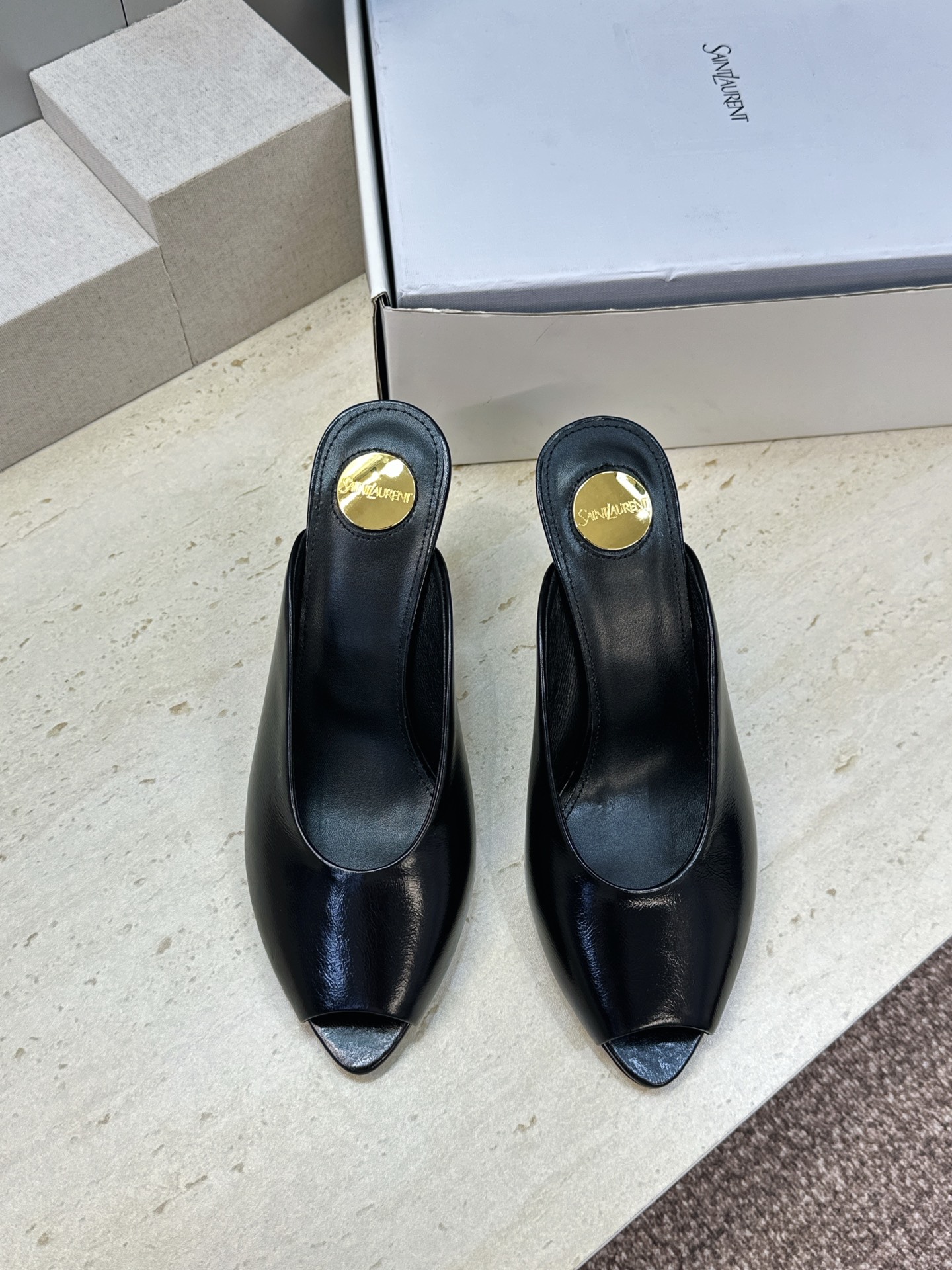 SAINT LAURENT PARIS 圣罗兰2026春夏新款高跟女鞋 YSL字母logo五金扣水晶跟尖头鱼嘴一字拖露 SAINT LAURENT PARIS 圣罗兰2026春夏新款高跟女鞋 YSL字母logo五金扣水晶跟尖头鱼嘴一字拖露