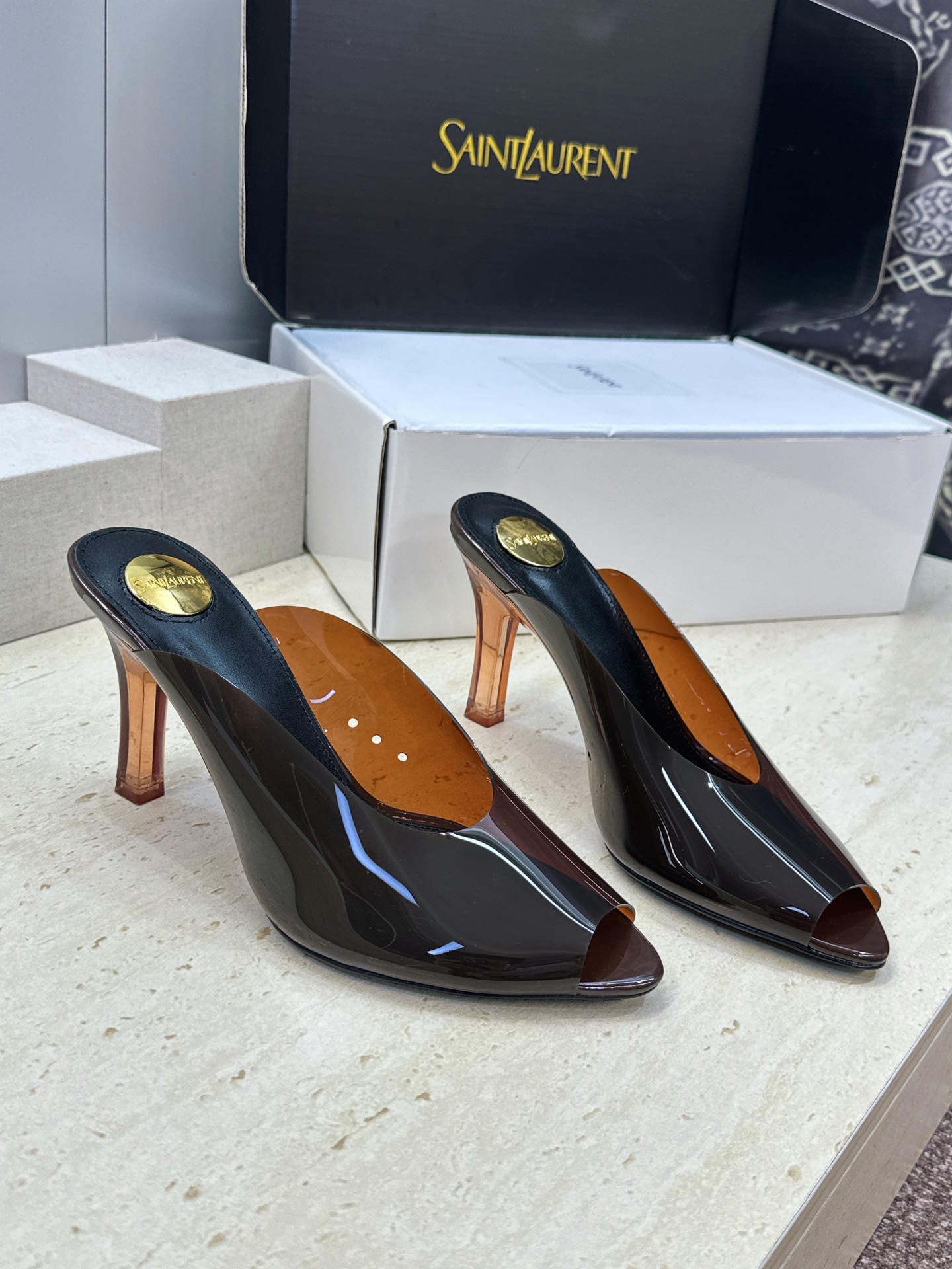 胶片 SAINT LAURENT PARIS 圣罗兰2026春夏新款高跟女鞋 YSL字母logo五金扣水晶跟尖头鱼 胶片 SAINT LAURENT PARIS 圣罗兰2026春夏新款高跟女鞋 YSL字母logo五金扣水晶跟尖头鱼