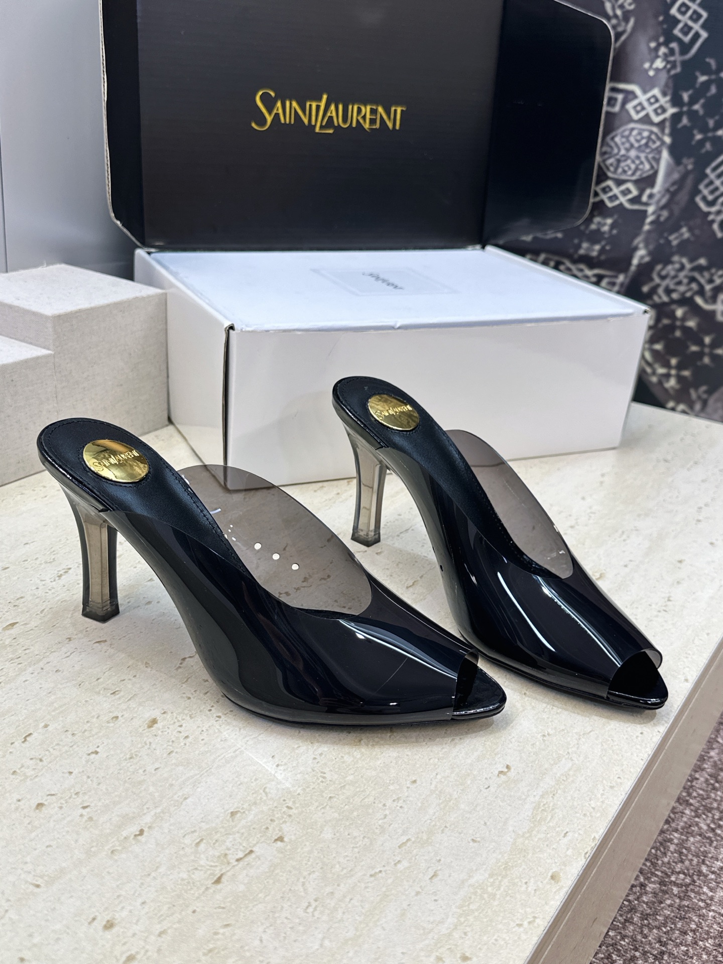 NO:928583,: Film leather SAINT LAURENT PARIS Saint Laurent 2026 spring and summer new high-heeled women's shoes YSL letter logo hardware buckle crystal heel pointed fish mouth flip-flops open-toe sandals Material: upper imported oil wax cowhide/environmentally friendly breathable PVC film + water-dyed sheepskin lining + Italian genuine leather outsole Heel height: 8.5CM Size: 35-41 (40.41 customization is not returnable), half-slip high heels, saint  laurent,saint laurent,saint laurent,high heels,slippers,cowhide,sheepskin,Leather soles19860909:胶片 皮面 SAINT LAURENT PARIS 圣罗兰2026春夏新款高跟女鞋 YSL字母logo五金扣水晶跟尖头鱼嘴一字拖露趾凉拖鞋 材质:鞋面进口油蜡牛皮/环保透气pvc胶片+水染羊皮内里+意大利真皮大底 跟高:8.5CM Size:35-41(40.41定制不退换),半拖高跟鞋,saint laurent,saint laurent,saint laurent,high heels,slippers,cowhide,sheepskin,Leather soles,Women's Shoes