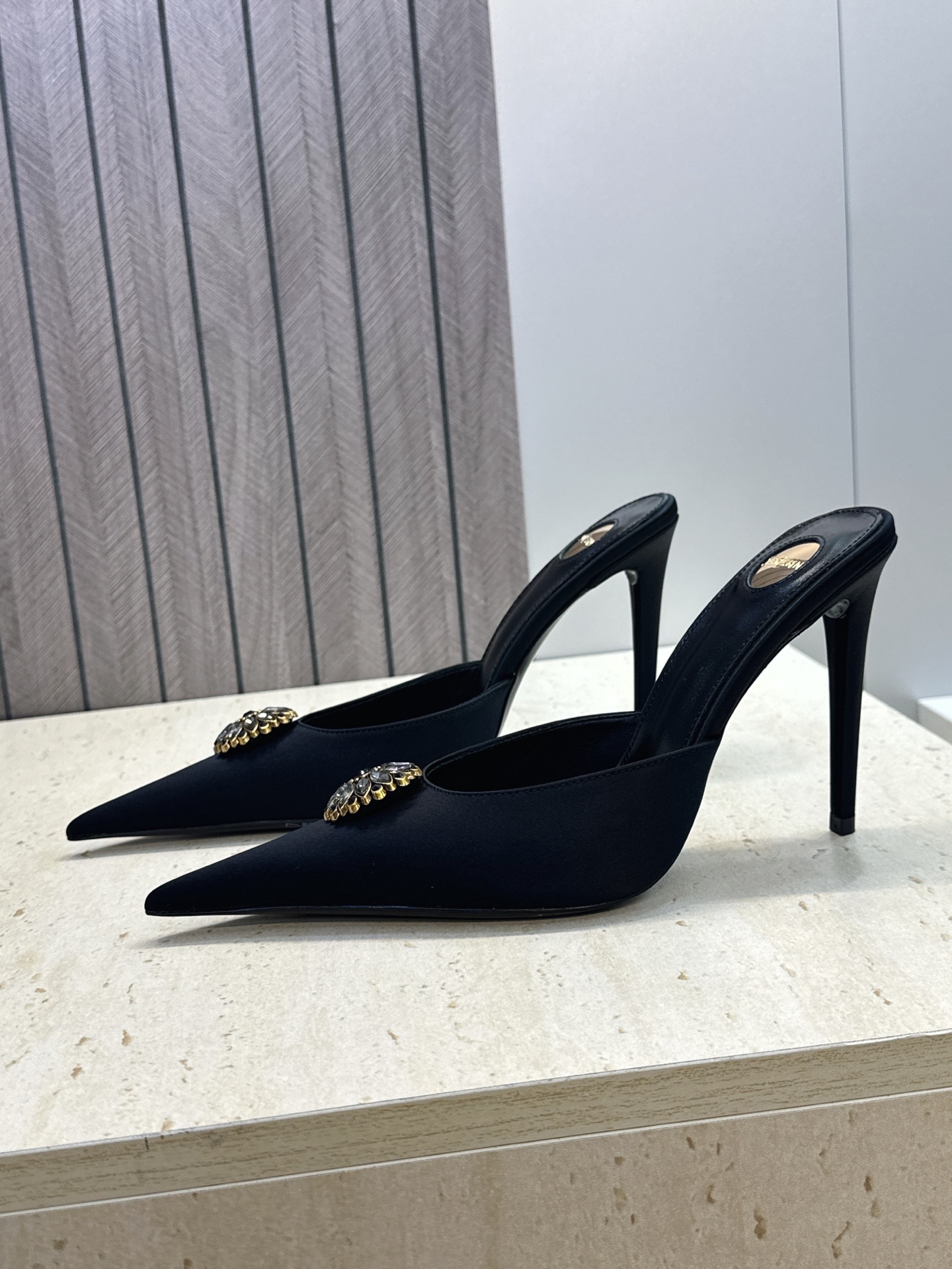 (不退只换码) SAINT LAURENT PARIS 圣罗兰2026春夏新款高跟水钻女鞋 YSL字母logo五金扣尖 (不退只换码) SAINT LAURENT PARIS 圣罗兰2026春夏新款高跟水钻女鞋 YSL字母logo五金扣尖