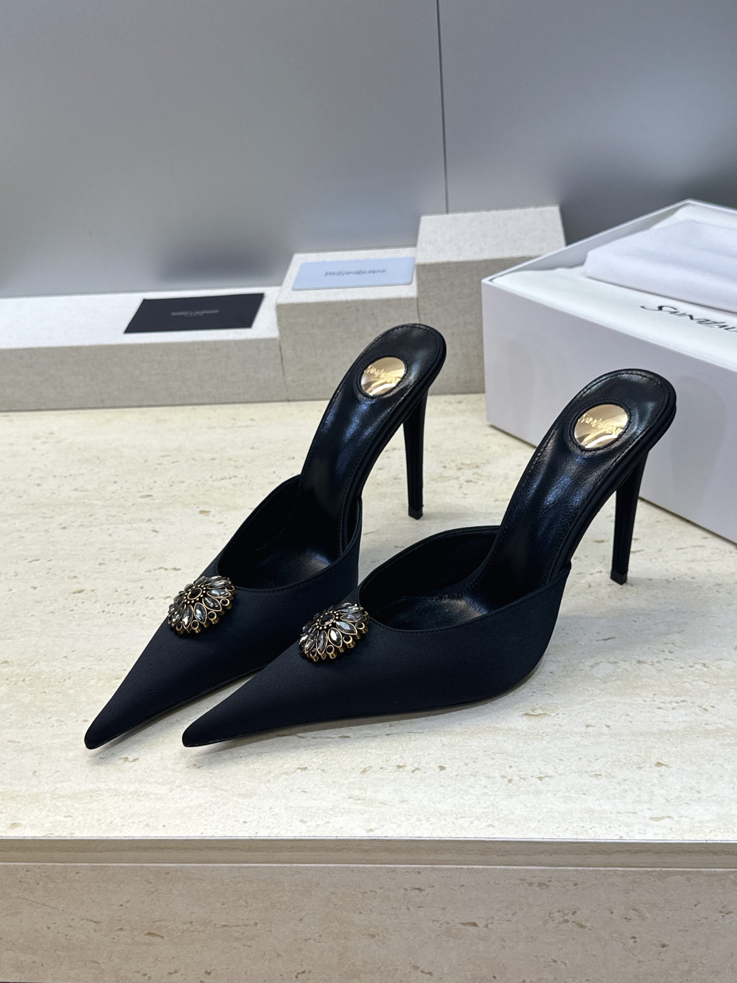 (不退只换码) SAINT LAURENT PARIS 圣罗兰2026春夏新款高跟水钻女鞋 YSL字母logo五金扣尖 (不退只换码) SAINT LAURENT PARIS 圣罗兰2026春夏新款高跟水钻女鞋 YSL字母logo五金扣尖