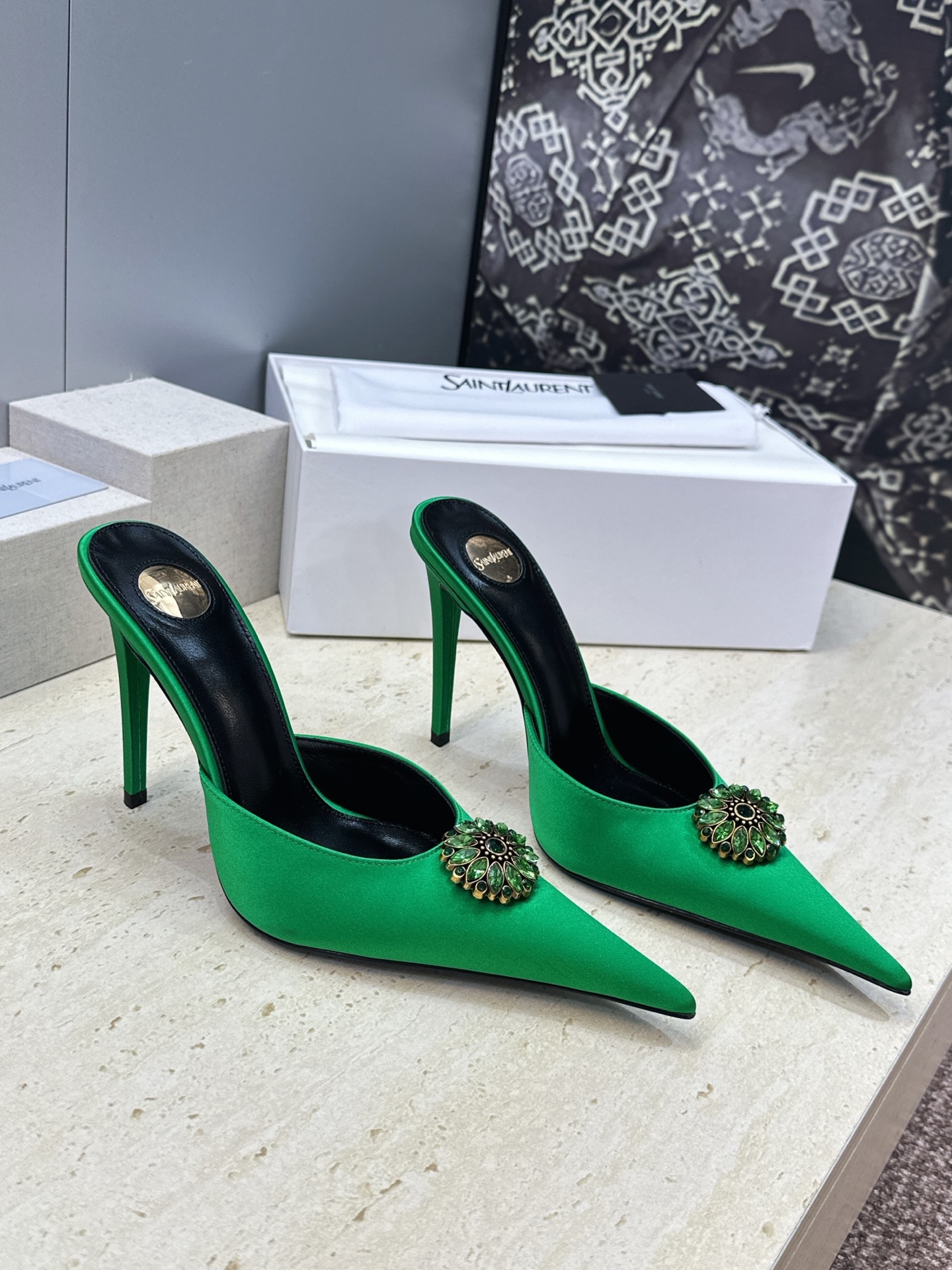 NO:928572,(No returns, only code exchange) SAINT LAURENT PARIS 2026 spring and summer new high-heeled rhinestone women's shoes YSL letter logo hardware buckle pointed toe stiletto Mule sandals Material: upper imported silk fabric + water-dyed sheepskin lining + Italian leather outsole Heel height: 10.5M Size: 35-42 (40.41.42 custom-made non-refundable), half-high heels, saint laurent, saint  laurent,saint laurent,high heels,slippers,sheepskin,real silk,Leather soles19860909(不退只换码) SAINT LAURENT PARIS 圣罗兰2026春夏新款高跟水钻女鞋 YSL字母logo五金扣尖头细跟穆勒凉拖鞋 材质:鞋面进口真丝面料+水染羊皮里+意大利真皮大底 跟高:10.5M Size:35-42(40.41.42订做不退换),半拖高跟鞋,saint laurent,saint laurent,saint laurent,high heels,slippers,sheepskin,real silk,Leather soles,Women's Shoes