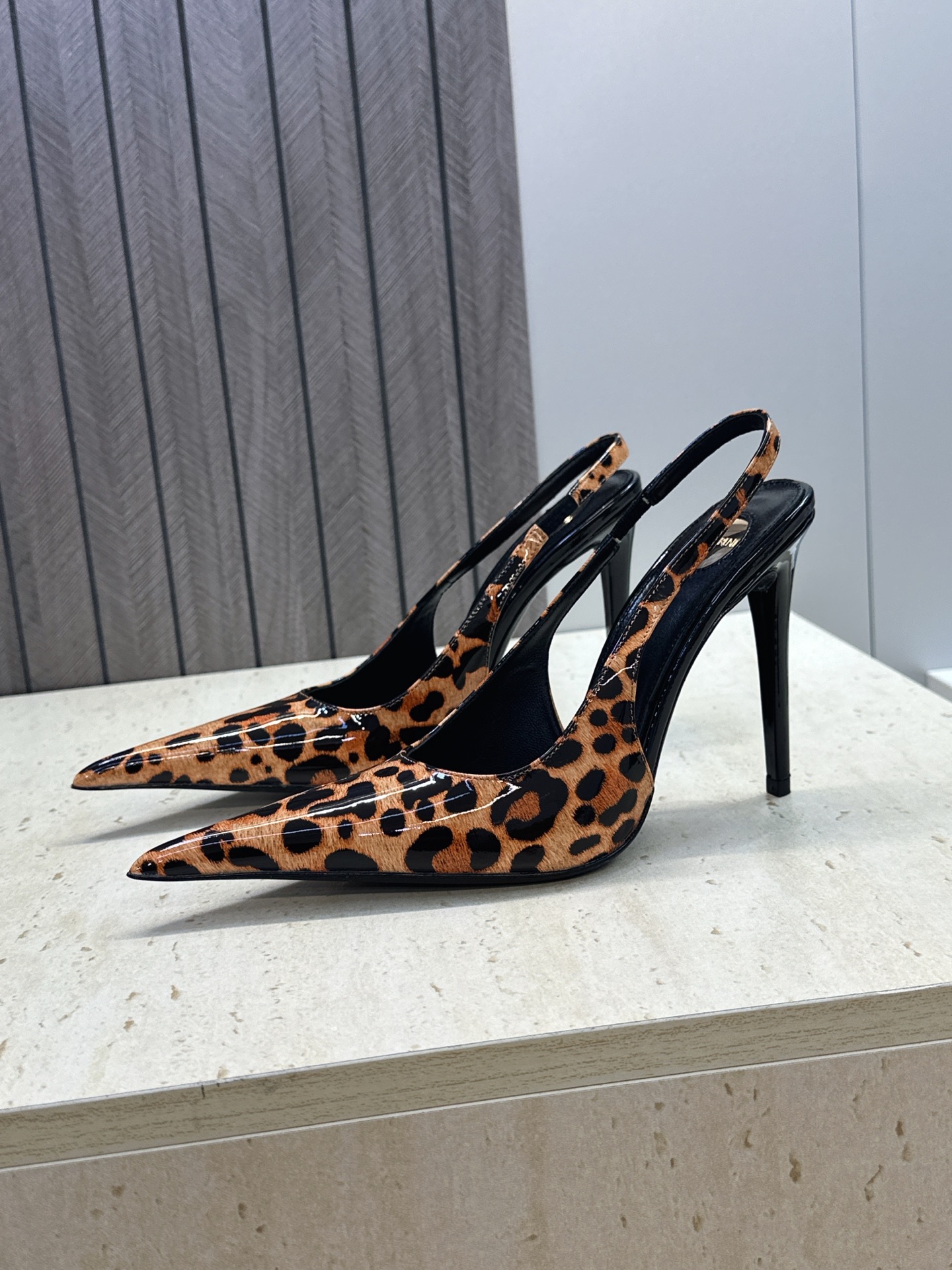 (不退只换码) SAINT LAURENT PARIS 圣罗兰2026春夏新款高跟女凉鞋 YSL字母logo尖头细跟后 (不退只换码) SAINT LAURENT PARIS 圣罗兰2026春夏新款高跟女凉鞋 YSL字母logo尖头细跟后