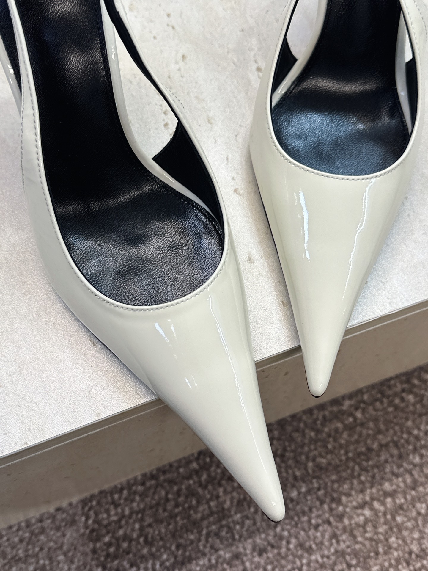 (不退只换码) SAINT LAURENT PARIS 圣罗兰2026春夏新款高跟女凉鞋  YSL字母logo尖头细跟后