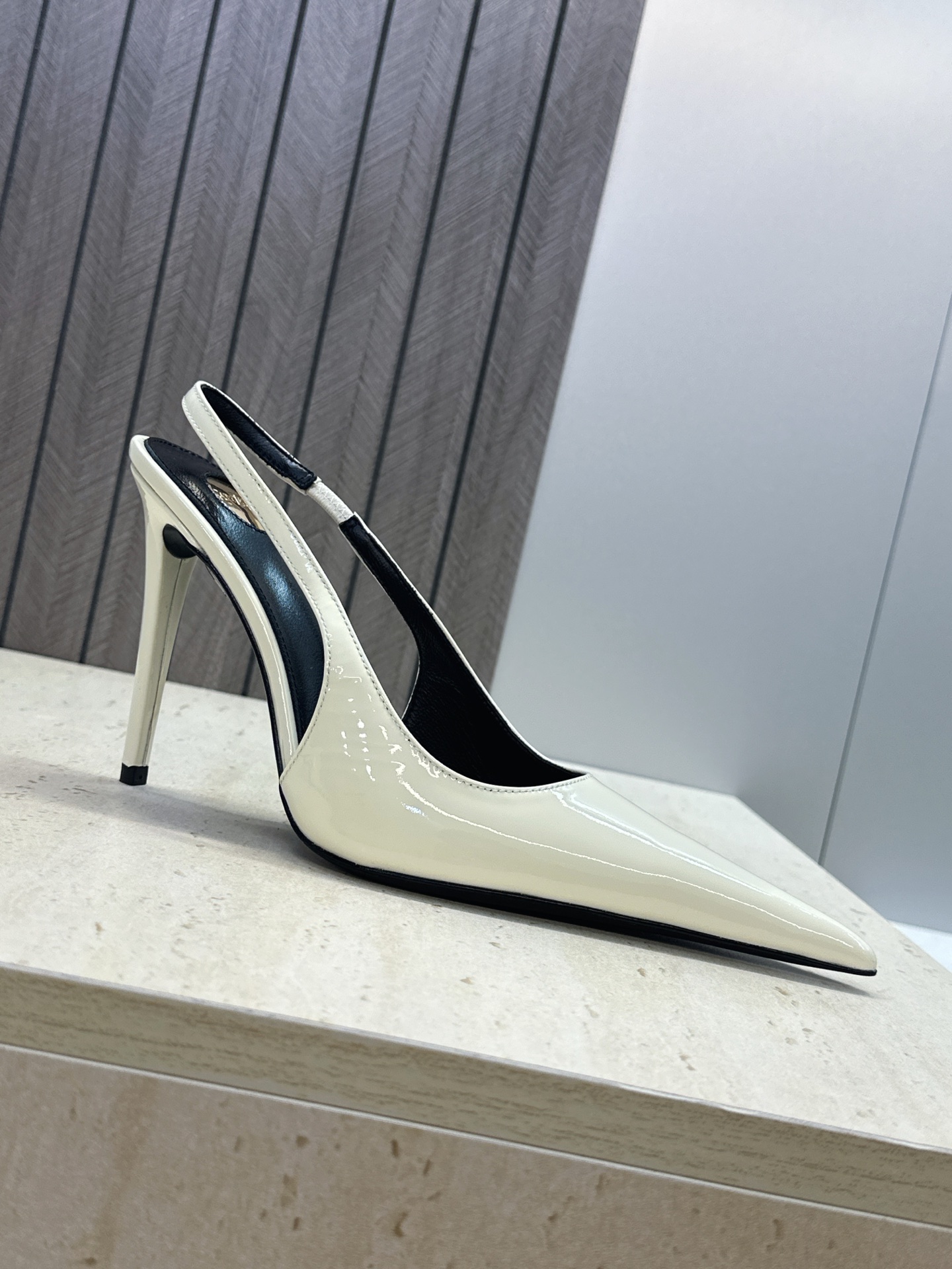 (不退只换码) SAINT LAURENT PARIS 圣罗兰2026春夏新款高跟女凉鞋  YSL字母logo尖头细跟后
