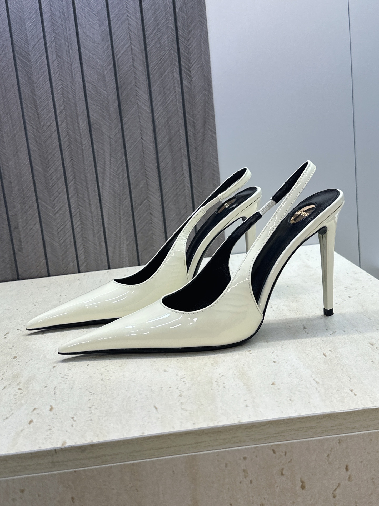 (不退只换码) SAINT LAURENT PARIS 圣罗兰2026春夏新款高跟女凉鞋  YSL字母logo尖头细跟后