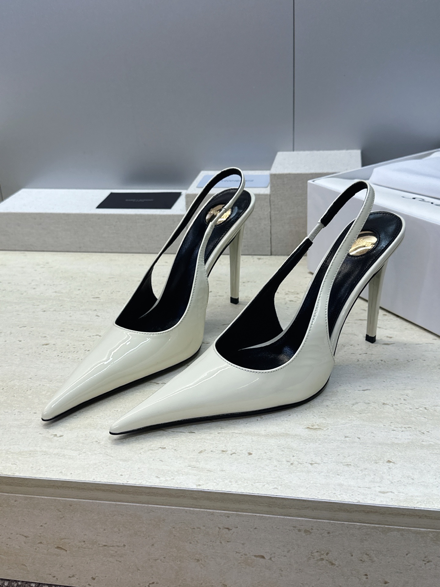 (不退只换码) SAINT LAURENT PARIS 圣罗兰2026春夏新款高跟女凉鞋  YSL字母logo尖头细跟后