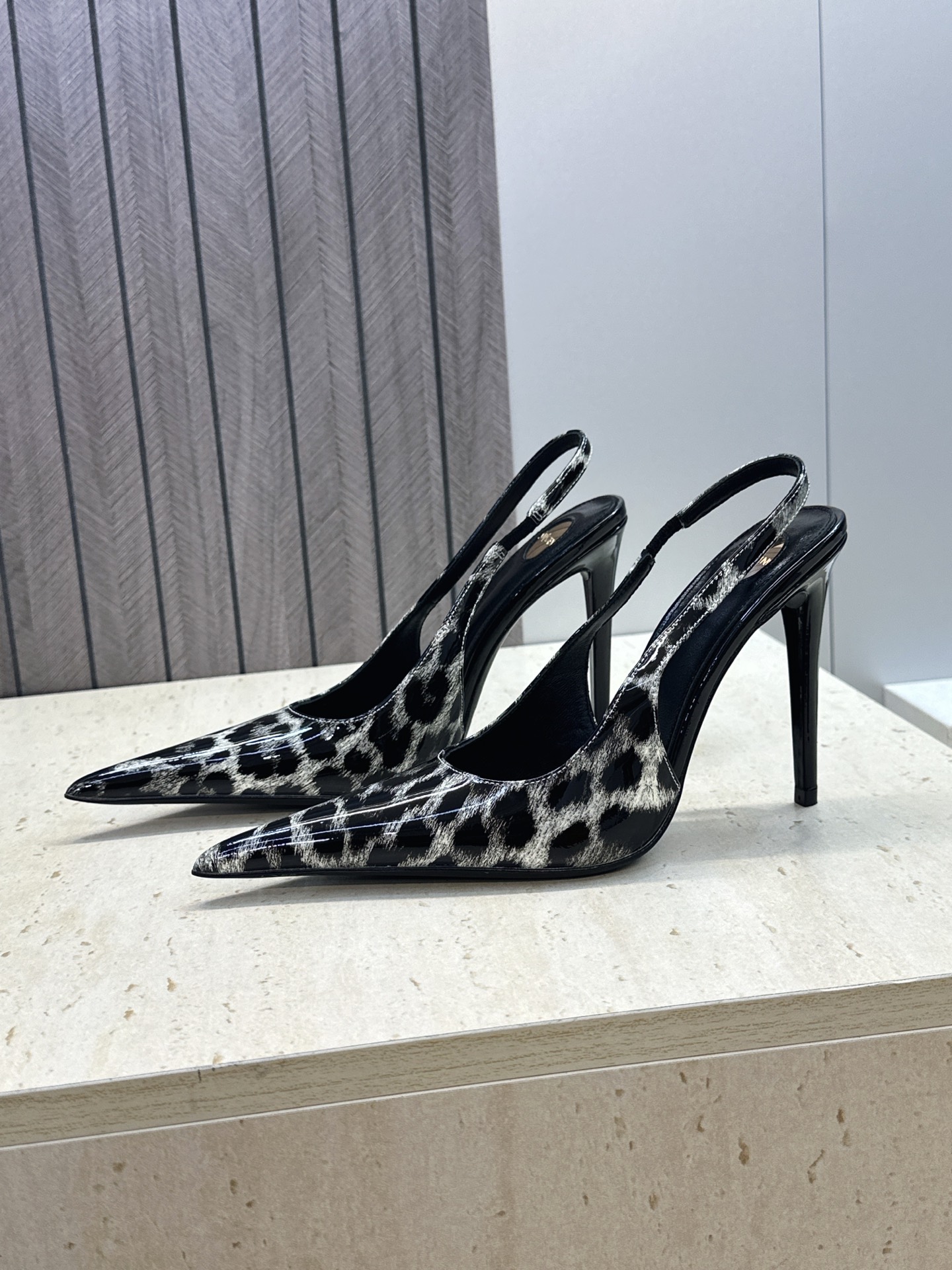 (不退只换码) SAINT LAURENT PARIS 圣罗兰2026春夏新款高跟女凉鞋 YSL字母logo尖头细跟后 (不退只换码) SAINT LAURENT PARIS 圣罗兰2026春夏新款高跟女凉鞋 YSL字母logo尖头细跟后