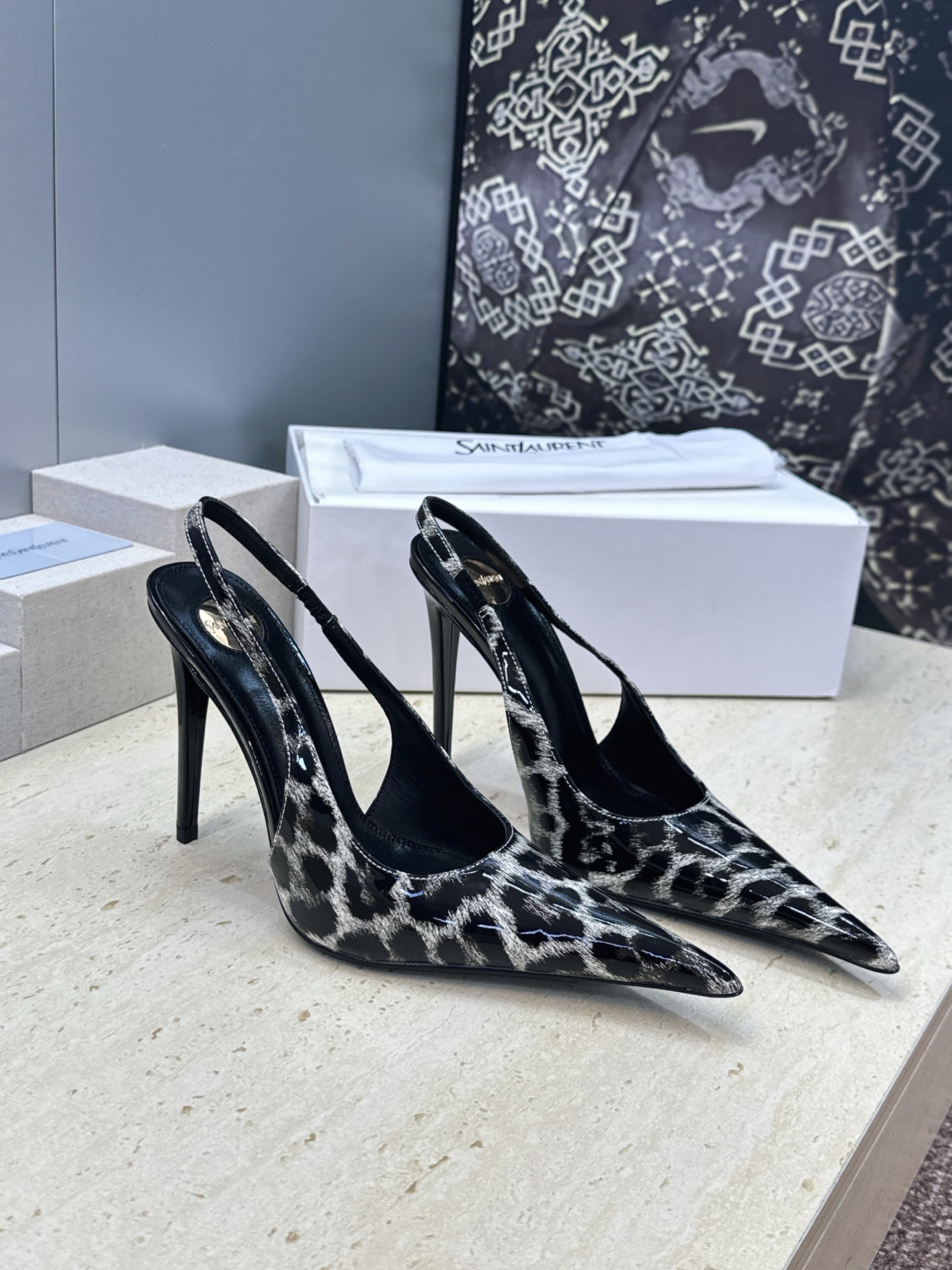 (不退只换码) SAINT LAURENT PARIS 圣罗兰2026春夏新款高跟女凉鞋 YSL字母logo尖头细跟后 (不退只换码) SAINT LAURENT PARIS 圣罗兰2026春夏新款高跟女凉鞋 YSL字母logo尖头细跟后