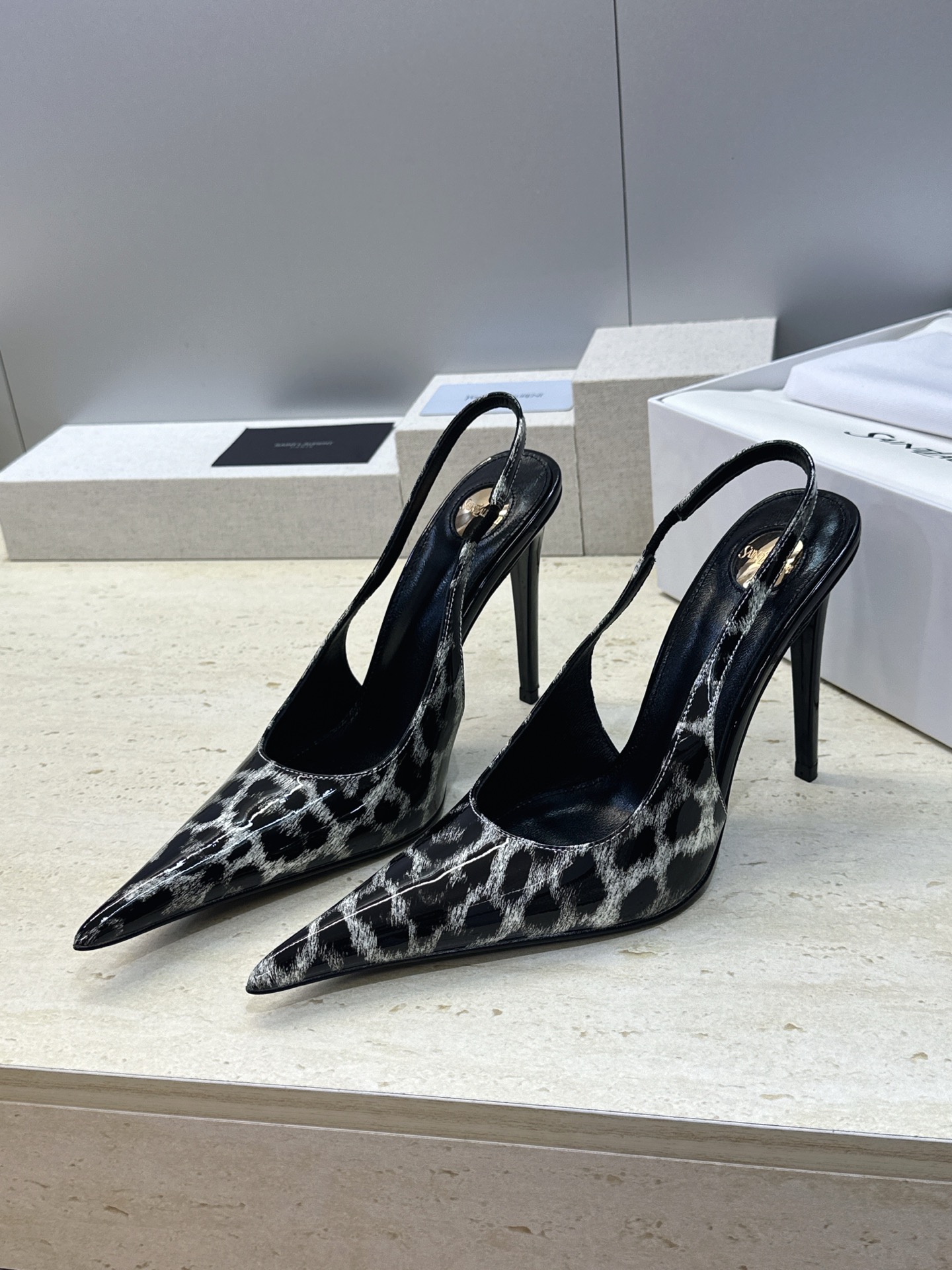 (不退只换码) SAINT LAURENT PARIS 圣罗兰2026春夏新款高跟女凉鞋 YSL字母logo尖头细跟后 (不退只换码) SAINT LAURENT PARIS 圣罗兰2026春夏新款高跟女凉鞋 YSL字母logo尖头细跟后
