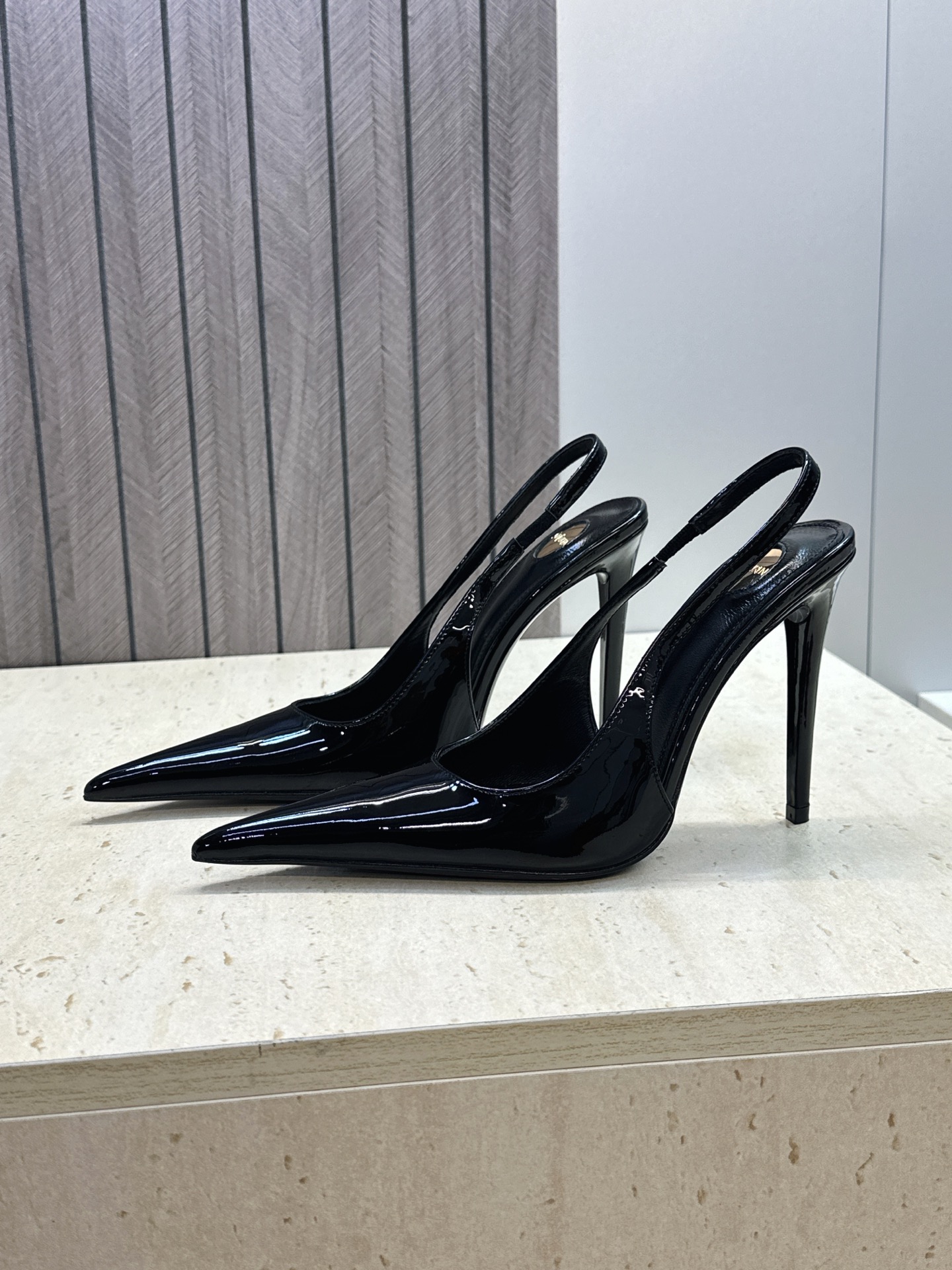 (不退只换码) SAINT LAURENT PARIS 圣罗兰2026春夏新款高跟女凉鞋  YSL字母logo尖头细跟后