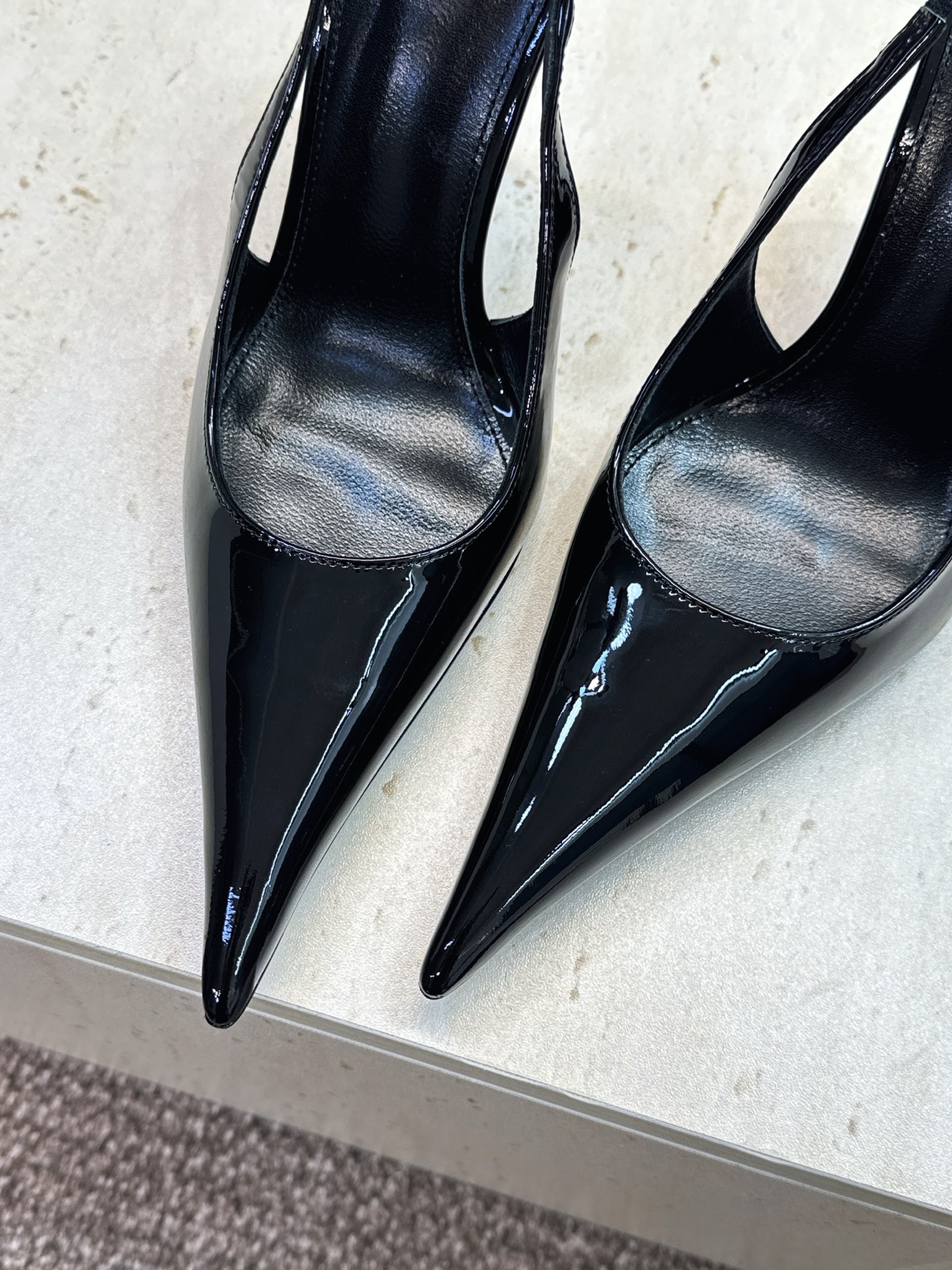(不退只换码) SAINT LAURENT PARIS 圣罗兰2026春夏新款高跟女凉鞋  YSL字母logo尖头细跟后