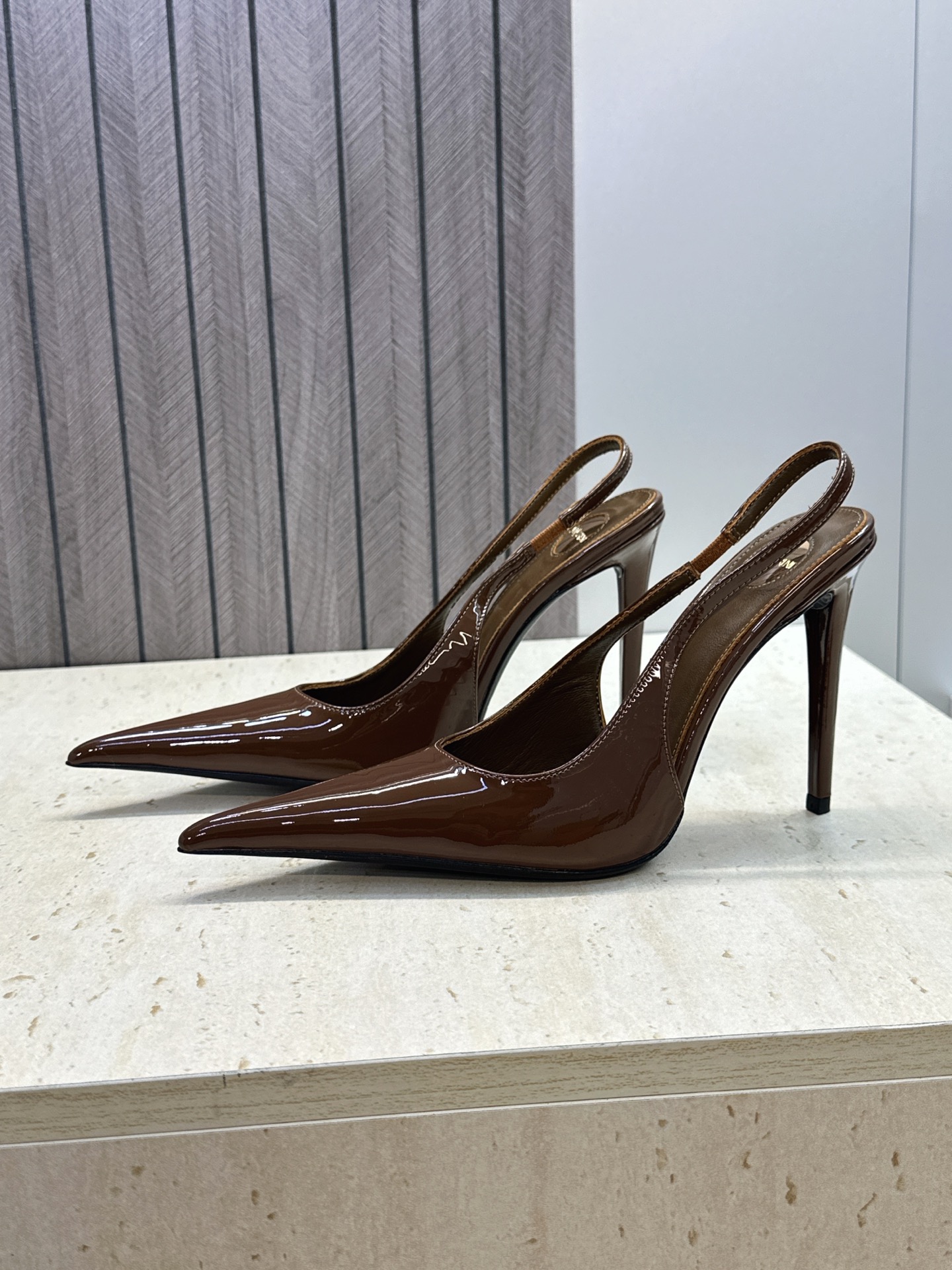 (不退只换码) SAINT LAURENT PARIS 圣罗兰2026春夏新款高跟女凉鞋 YSL字母logo尖头细跟后 (不退只换码) SAINT LAURENT PARIS 圣罗兰2026春夏新款高跟女凉鞋 YSL字母logo尖头细跟后