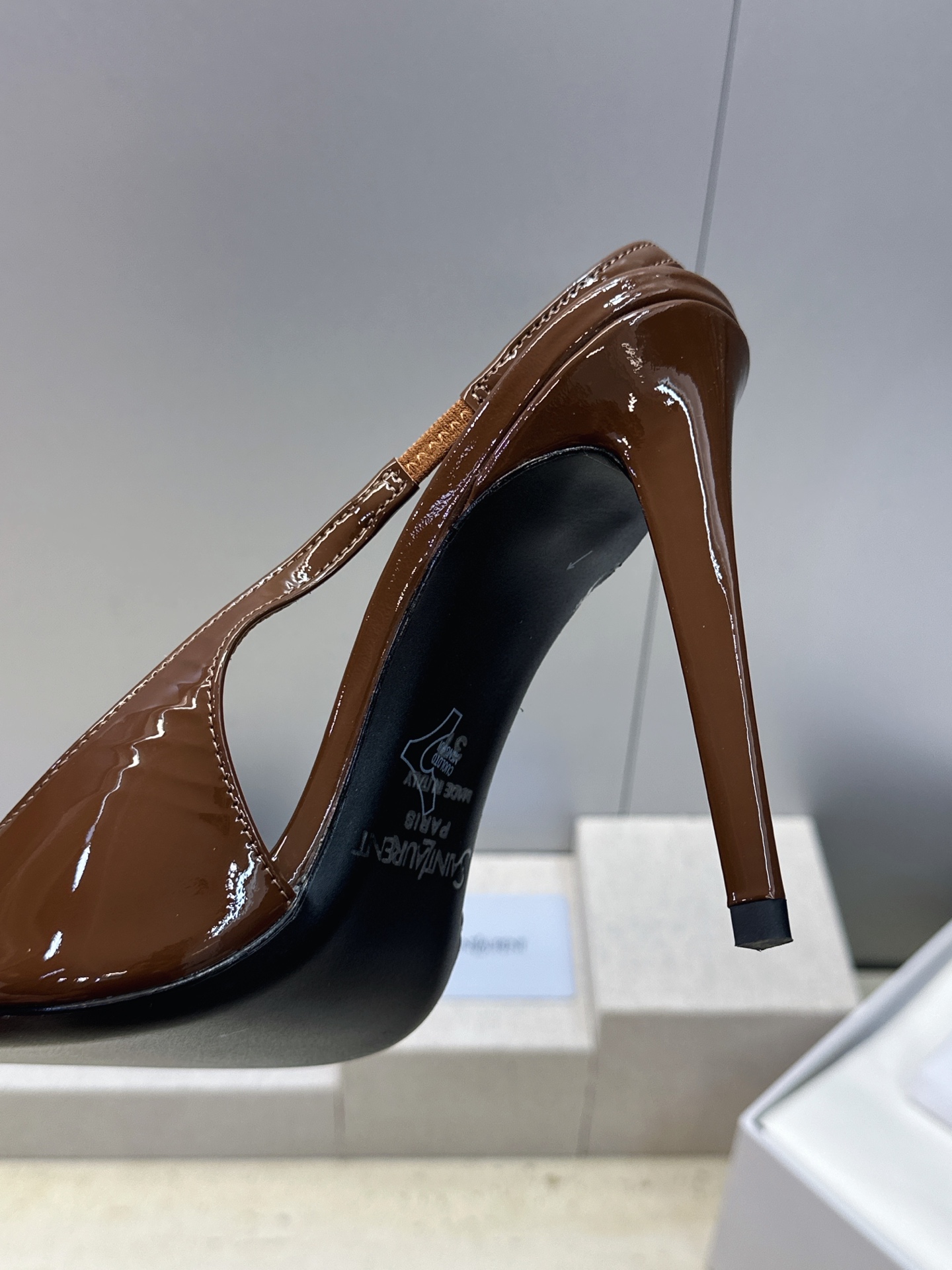 (不退只换码) SAINT LAURENT PARIS 圣罗兰2026春夏新款高跟女凉鞋 YSL字母logo尖头细跟后 (不退只换码) SAINT LAURENT PARIS 圣罗兰2026春夏新款高跟女凉鞋 YSL字母logo尖头细跟后