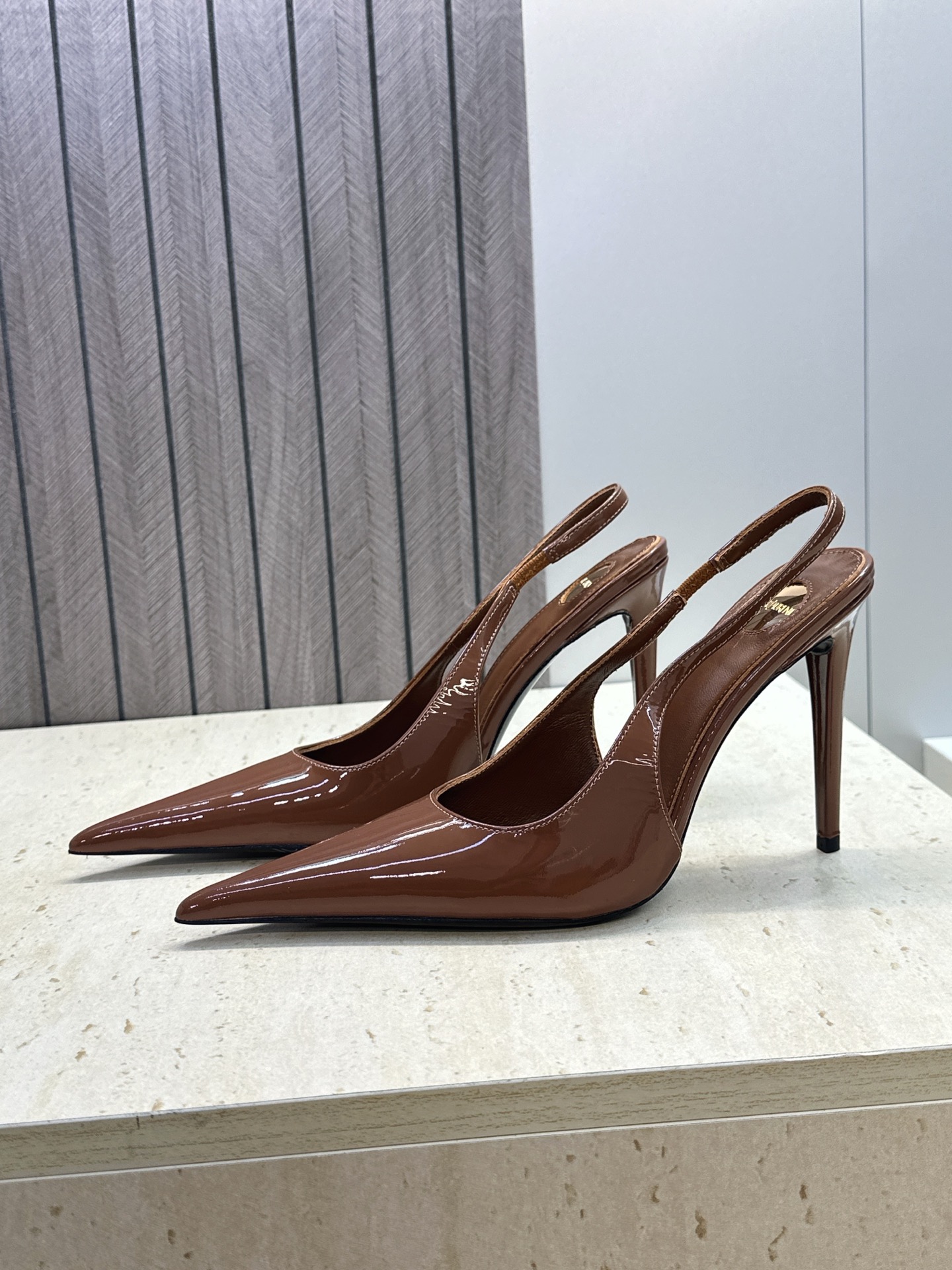 (不退只换码) SAINT LAURENT PARIS 圣罗兰2026春夏新款高跟女凉鞋  YSL字母logo尖头细跟后