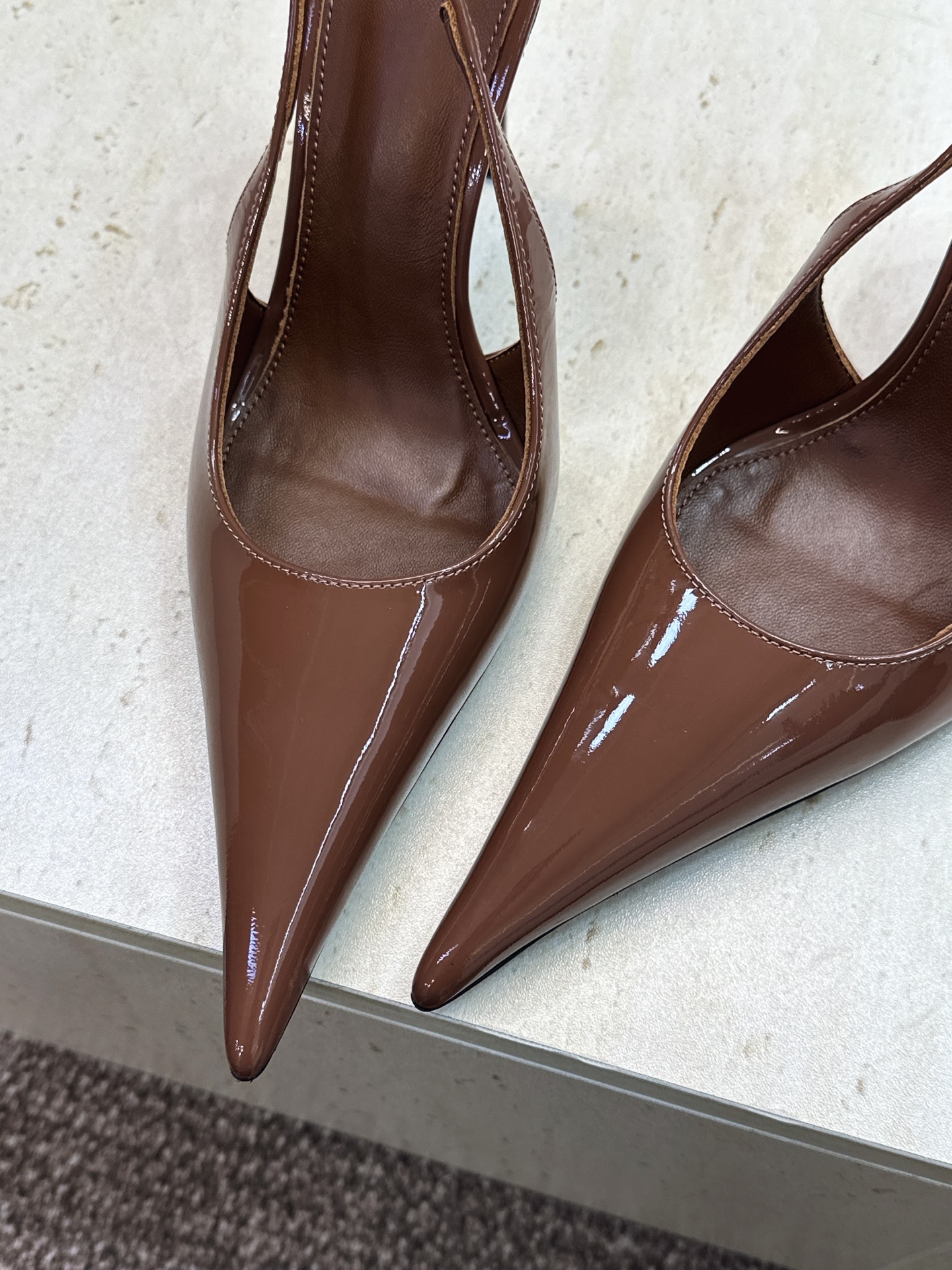 (不退只换码) SAINT LAURENT PARIS 圣罗兰2026春夏新款高跟女凉鞋  YSL字母logo尖头细跟后