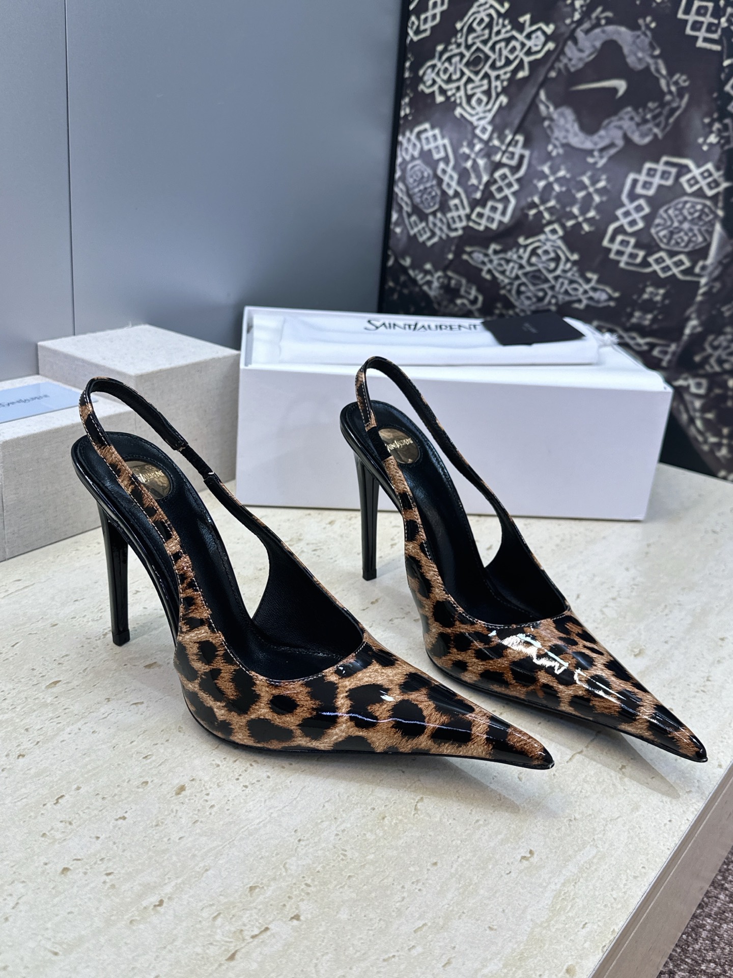 NO:928561,(No returns, only code exchange) SAINT LAURENT PARIS 2026 spring and summer new high-heeled women's sandals YSL letter logo pointed toe stiletto heel witch shoes Material: imported cow patent leather upper + water-dyed sheepskin lining + Italian genuine leather outsole Heel height: 10.5M Size: 35-42 (40.41.42 custom-made non-refundable), high-heeled sandals, saint laurent, saint laurent, saint  laurent,sandals,high heels,sheepskin,leather soles19860909(不退只换码) SAINT LAURENT PARIS 圣罗兰2026春夏新款高跟女凉鞋 YSL字母logo尖头细跟后空女巫鞋 材质:鞋面进口牛漆皮+水染羊皮里+意大利真皮大底 跟高:10.5M Size:35-42(40.41.42订做不退换),高跟鞋凉鞋,saint laurent,saint laurent,saint laurent,sandals,high heels,sheepskin,Leather soles,Women's Shoes
