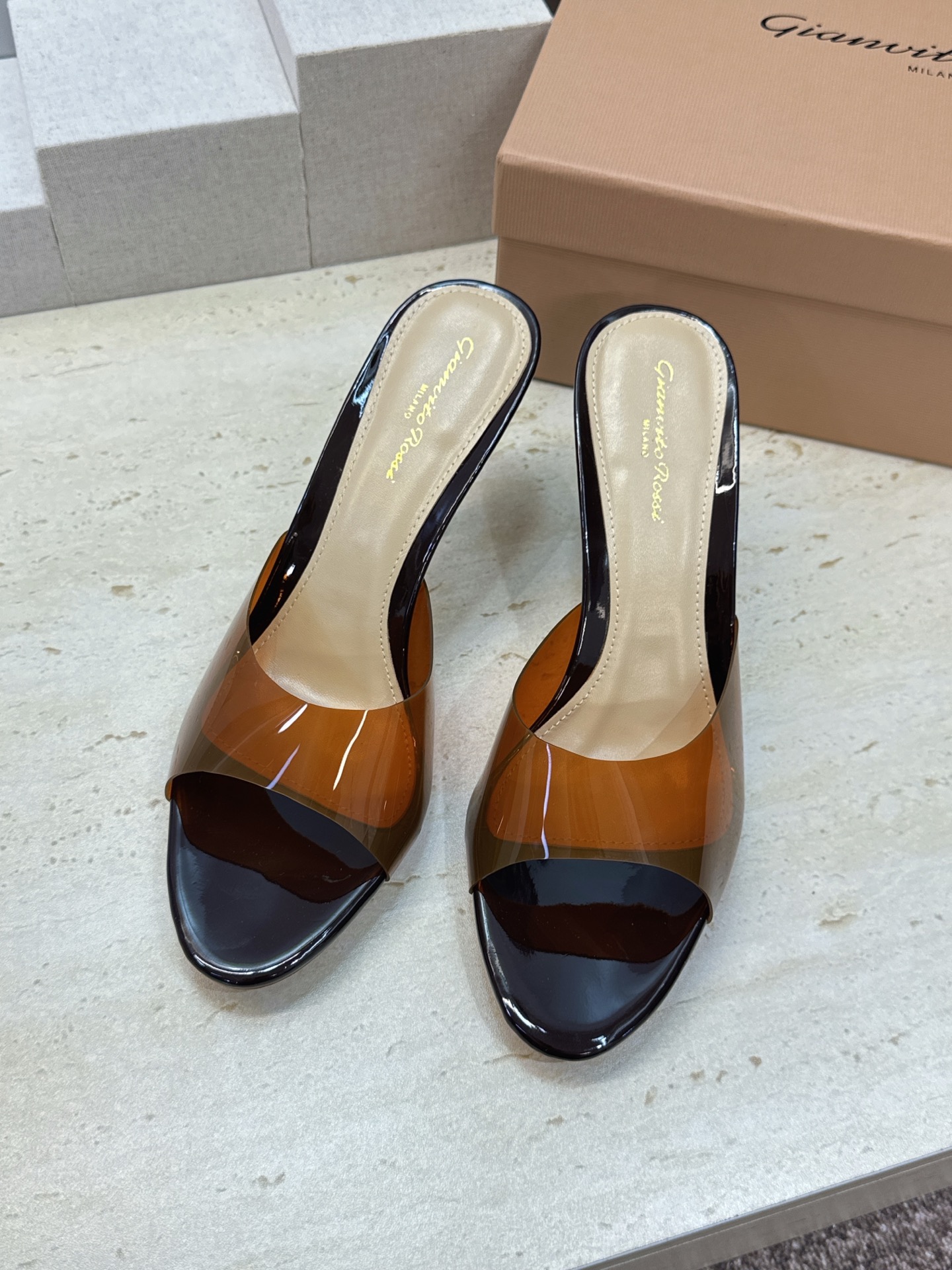 Gianvito Rossi 塞乔.罗茜2026春夏新款糖果色粗跟女鞋 GR字母logo高跟圆头鱼嘴露趾拼色凉拖鞋 材质