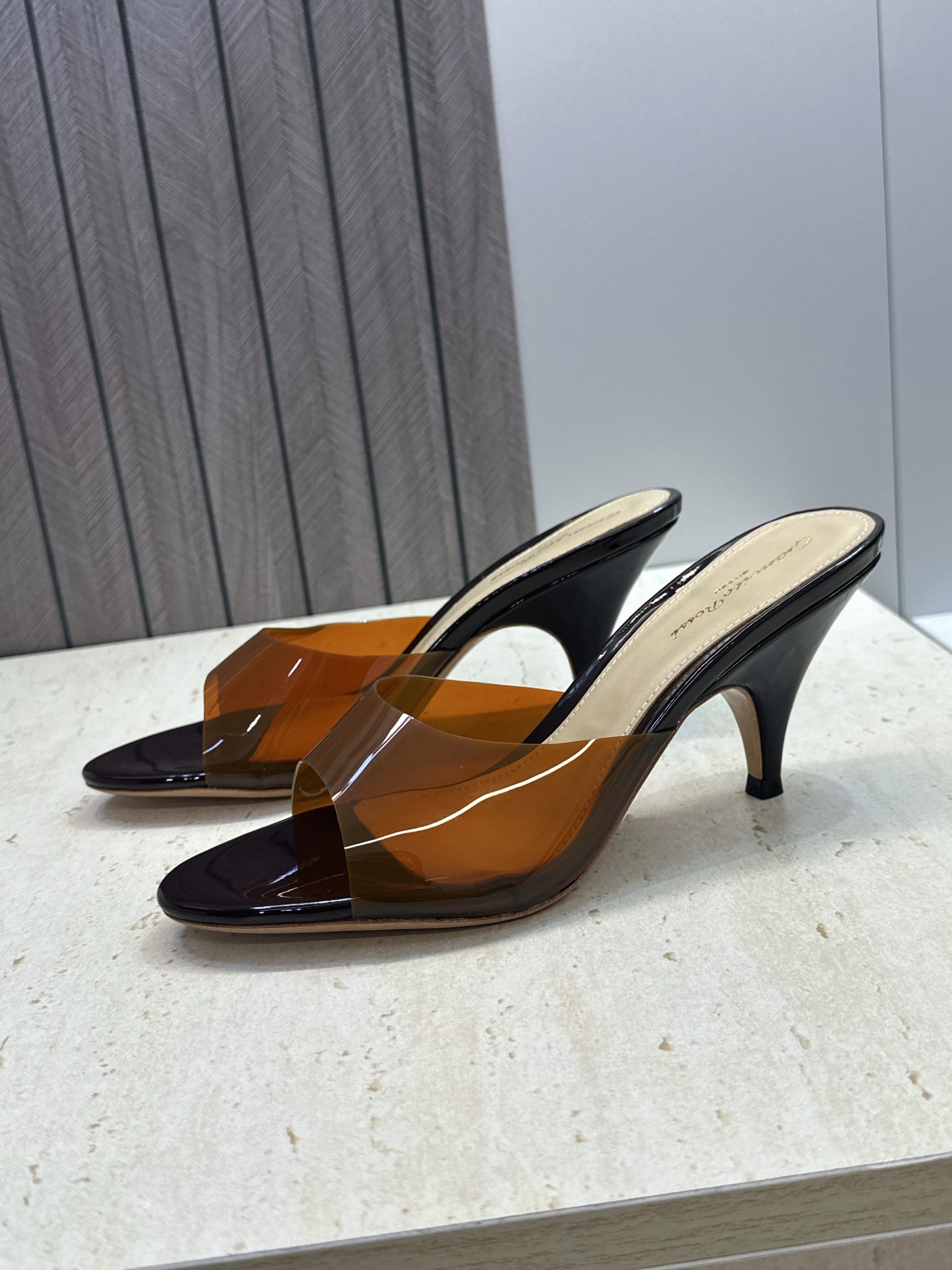 Gianvito Rossi 塞乔.罗茜2026春夏新款糖果色粗跟女鞋 GR字母logo高跟圆头鱼嘴露趾拼色凉拖鞋 材质