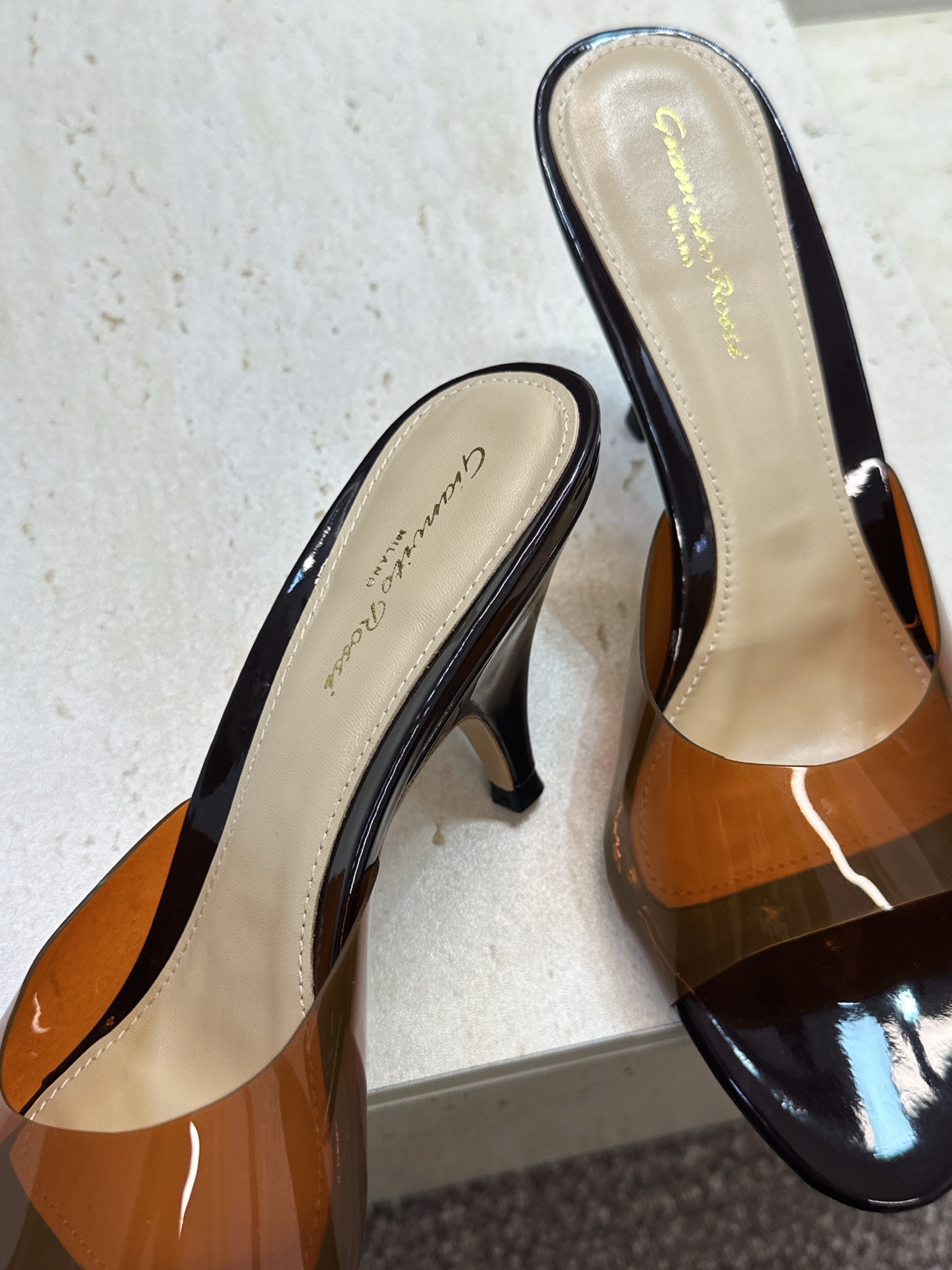 Gianvito Rossi 塞乔.罗茜2026春夏新款糖果色粗跟女鞋 GR字母logo高跟圆头鱼嘴露趾拼色凉拖鞋 材质