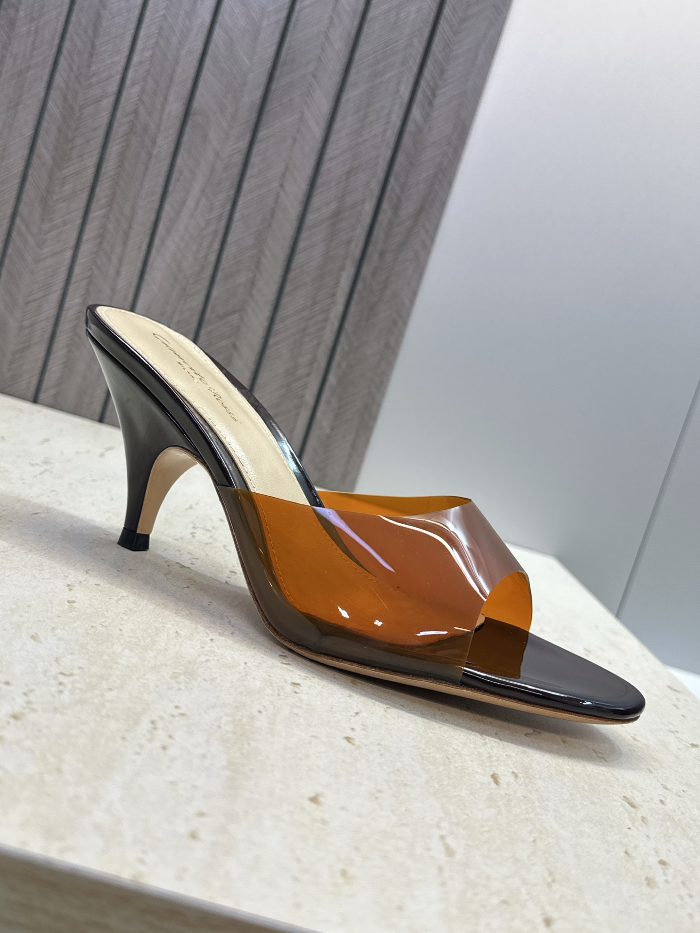 Gianvito Rossi 塞乔.罗茜2026春夏新款糖果色粗跟女鞋 GR字母logo高跟圆头鱼嘴露趾拼色凉拖鞋 材质