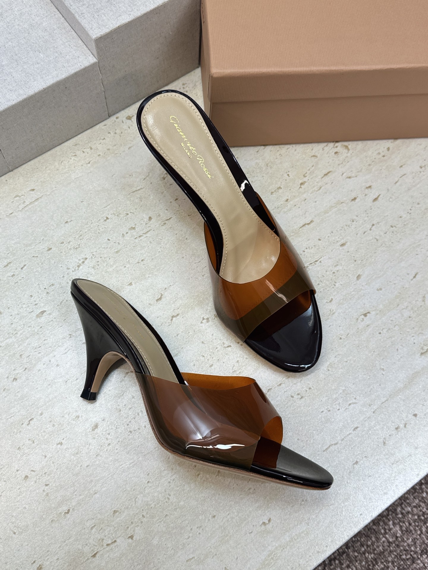 Gianvito Rossi 塞乔.罗茜2026春夏新款糖果色粗跟女鞋 GR字母logo高跟圆头鱼嘴露趾拼色凉拖鞋 材质