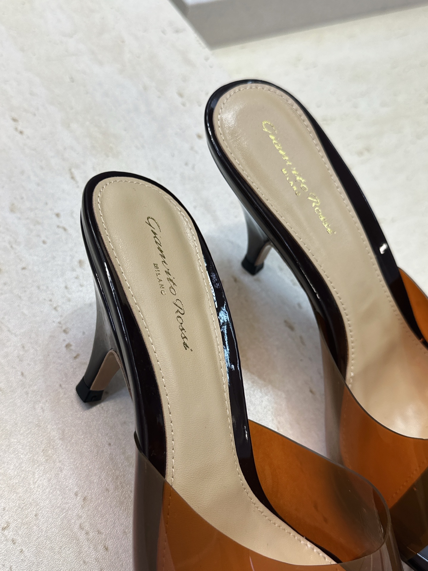 Gianvito Rossi 塞乔.罗茜2026春夏新款糖果色粗跟女鞋 GR字母logo高跟圆头鱼嘴露趾拼色凉拖鞋 材质