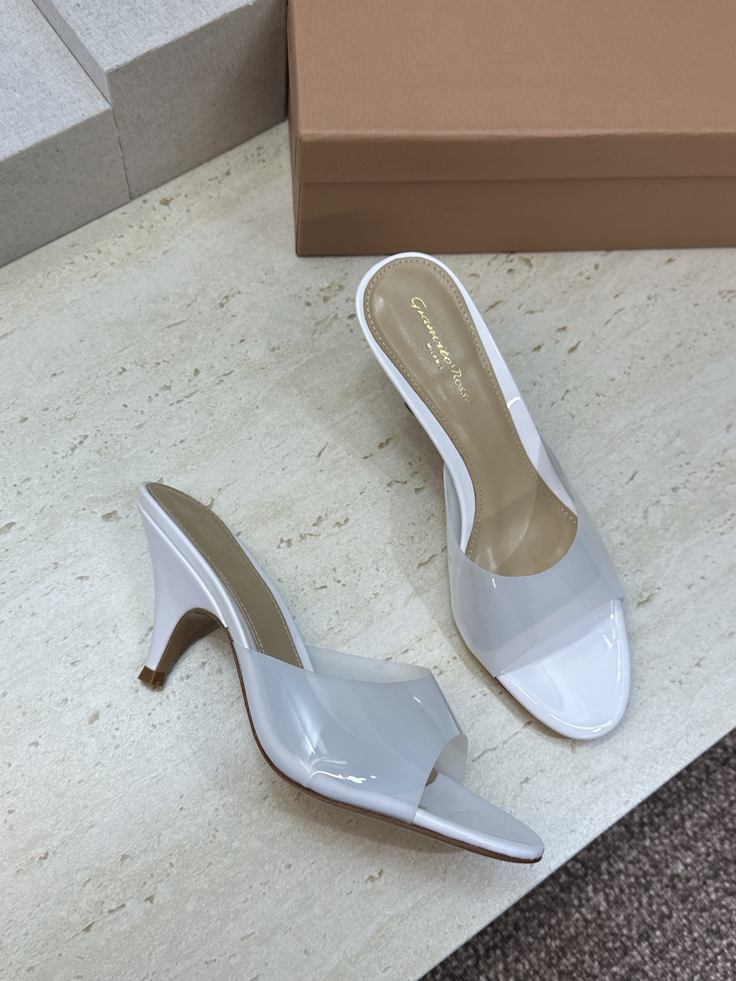 Gianvito Rossi 塞乔.罗茜2026春夏新款糖果色粗跟女鞋 GR字母logo高跟圆头鱼嘴露趾拼色凉拖鞋 材质