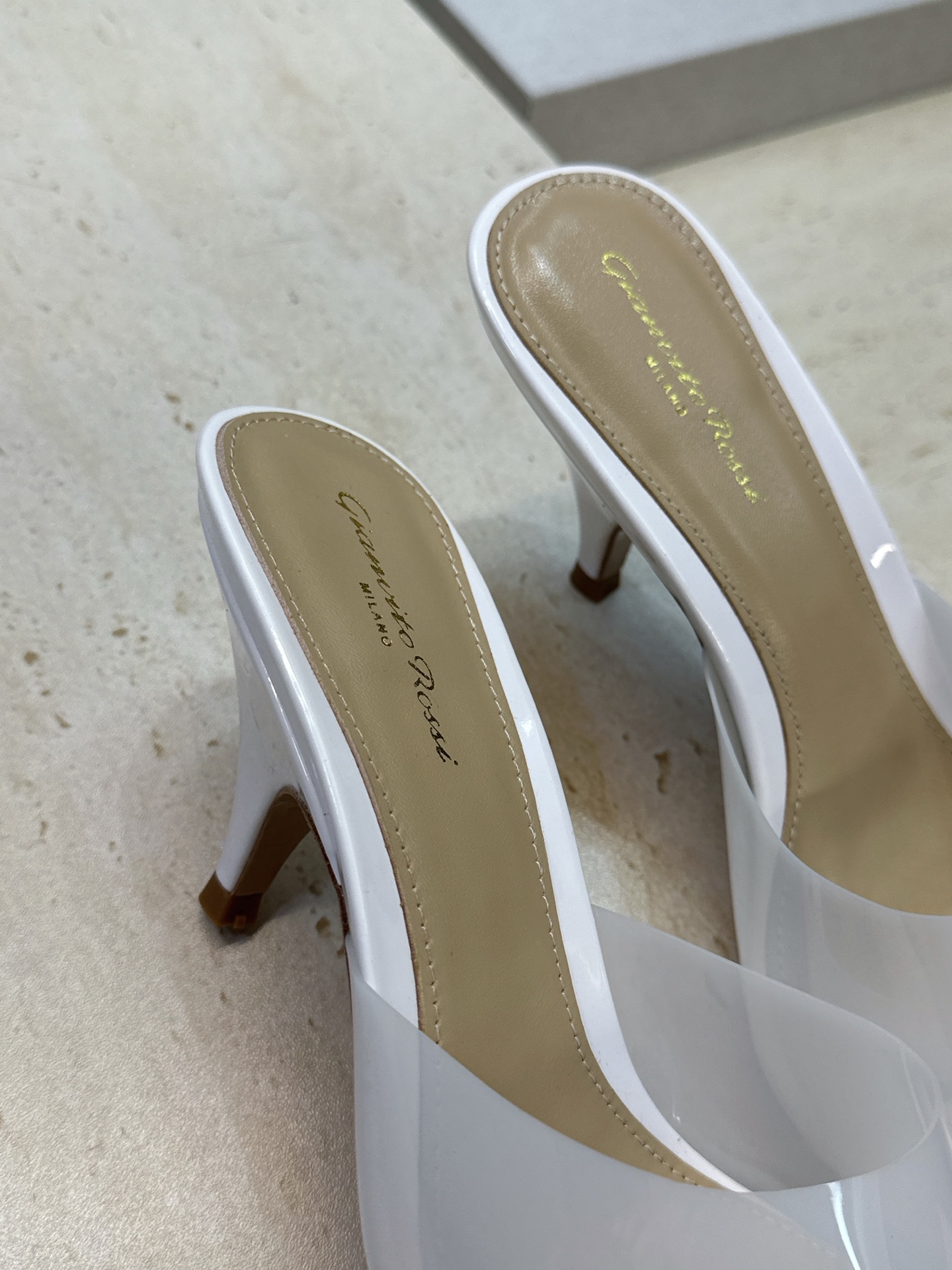 Gianvito Rossi 塞乔.罗茜2026春夏新款糖果色粗跟女鞋 GR字母logo高跟圆头鱼嘴露趾拼色凉拖鞋 材质