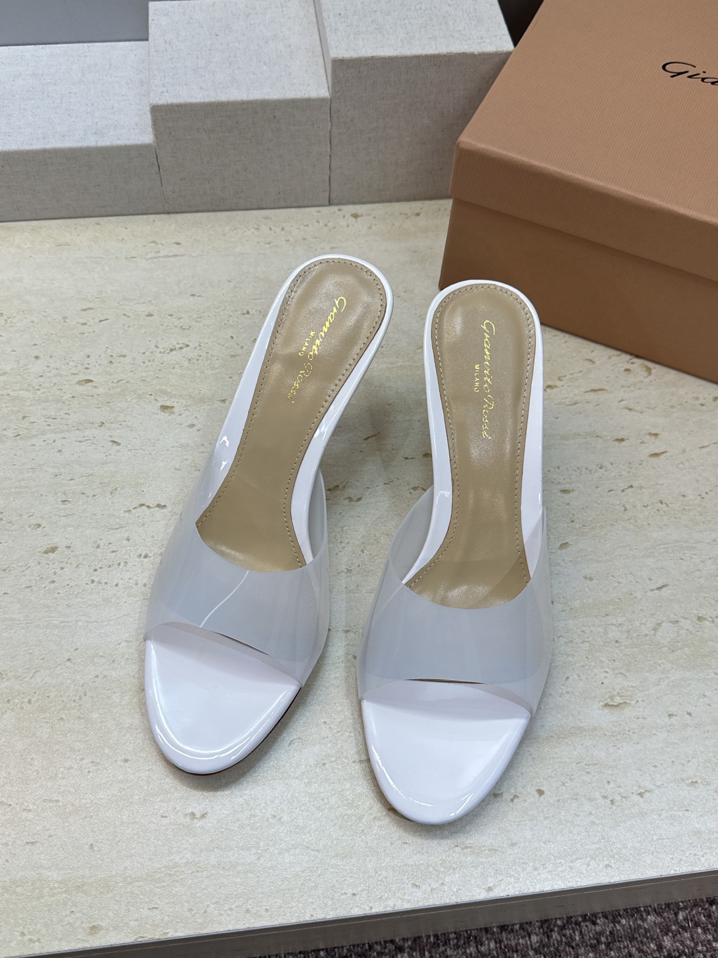 Gianvito Rossi 塞乔.罗茜2026春夏新款糖果色粗跟女鞋 GR字母logo高跟圆头鱼嘴露趾拼色凉拖鞋 材质