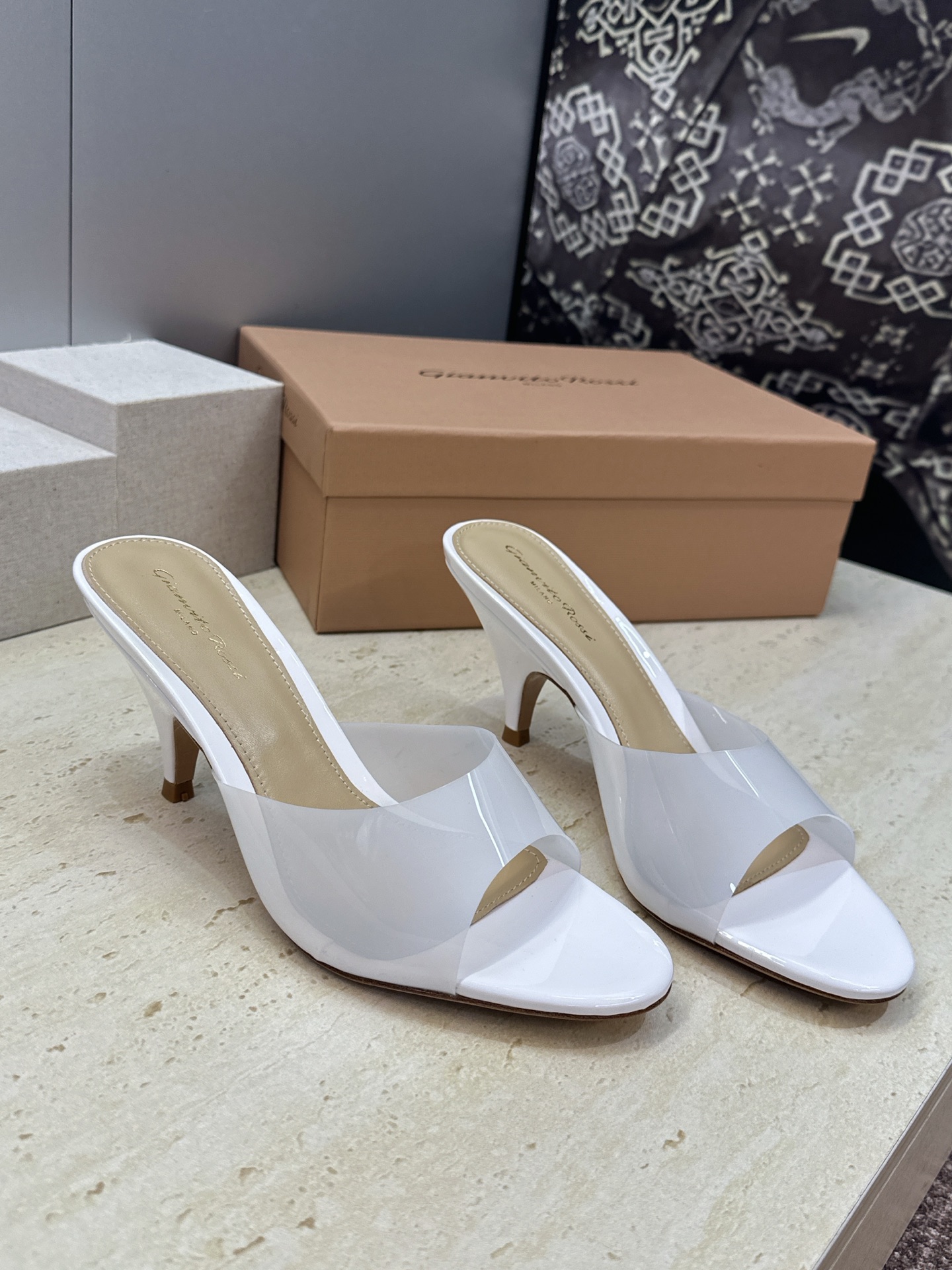 Gianvito Rossi 塞乔.罗茜2026春夏新款糖果色粗跟女鞋 GR字母logo高跟圆头鱼嘴露趾拼色凉拖鞋 材质 Gianvito Rossi 塞乔.罗茜2026春夏新款糖果色粗跟女鞋 GR字母logo高跟圆头鱼嘴露趾拼色凉拖鞋 材质