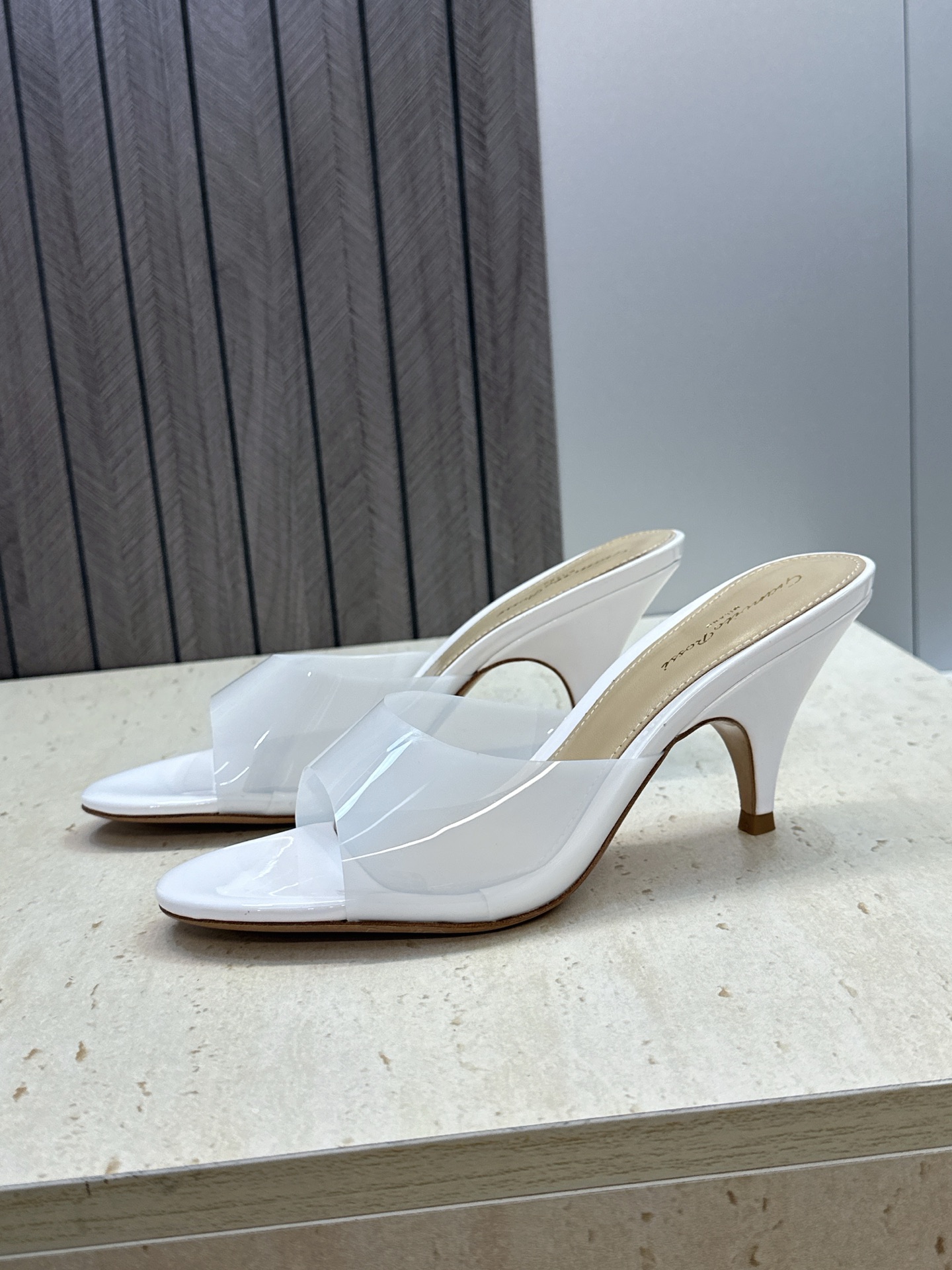 Gianvito Rossi 塞乔.罗茜2026春夏新款糖果色粗跟女鞋 GR字母logo高跟圆头鱼嘴露趾拼色凉拖鞋 材质