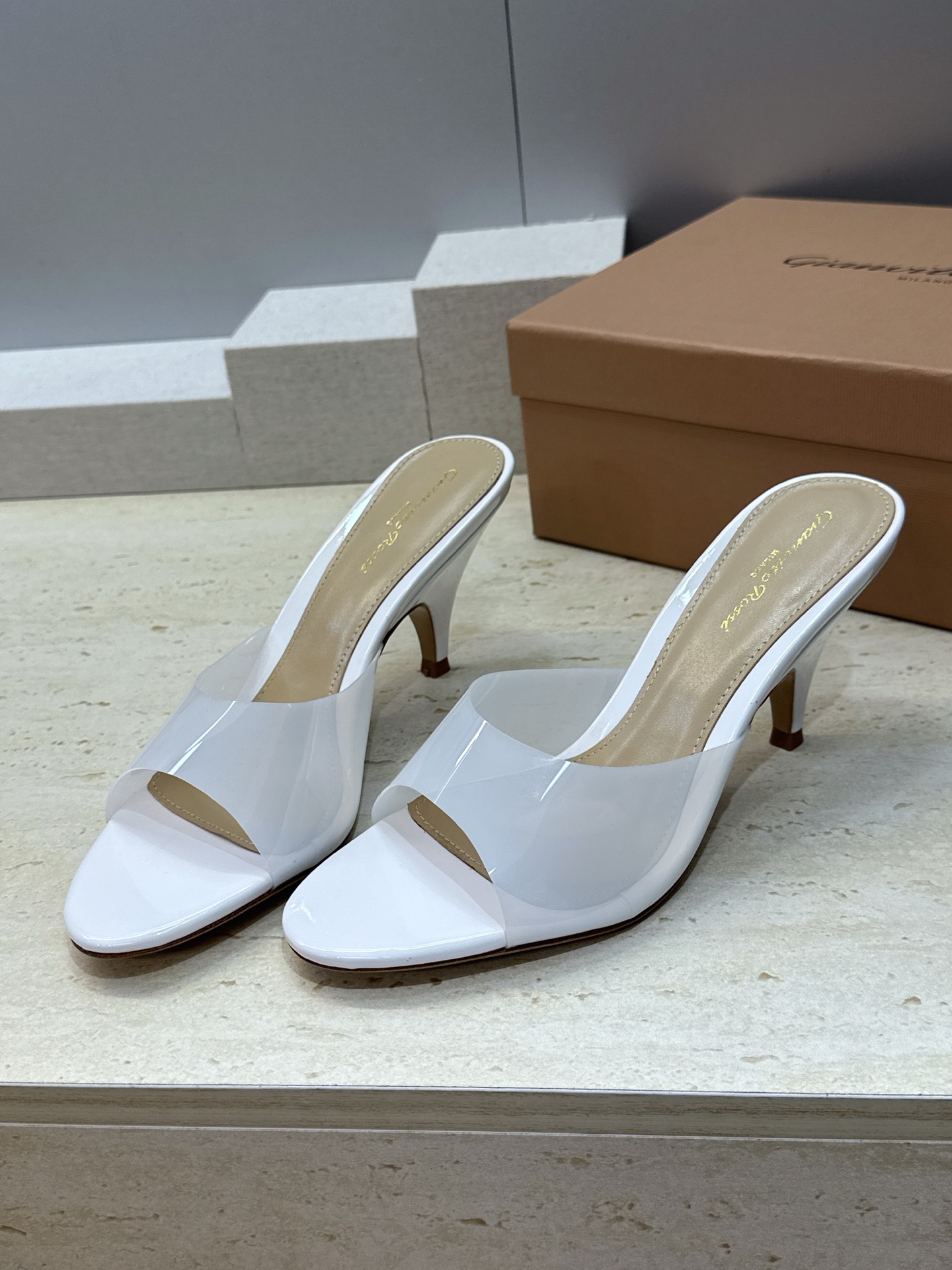 Gianvito Rossi 塞乔.罗茜2026春夏新款糖果色粗跟女鞋 GR字母logo高跟圆头鱼嘴露趾拼色凉拖鞋 材质