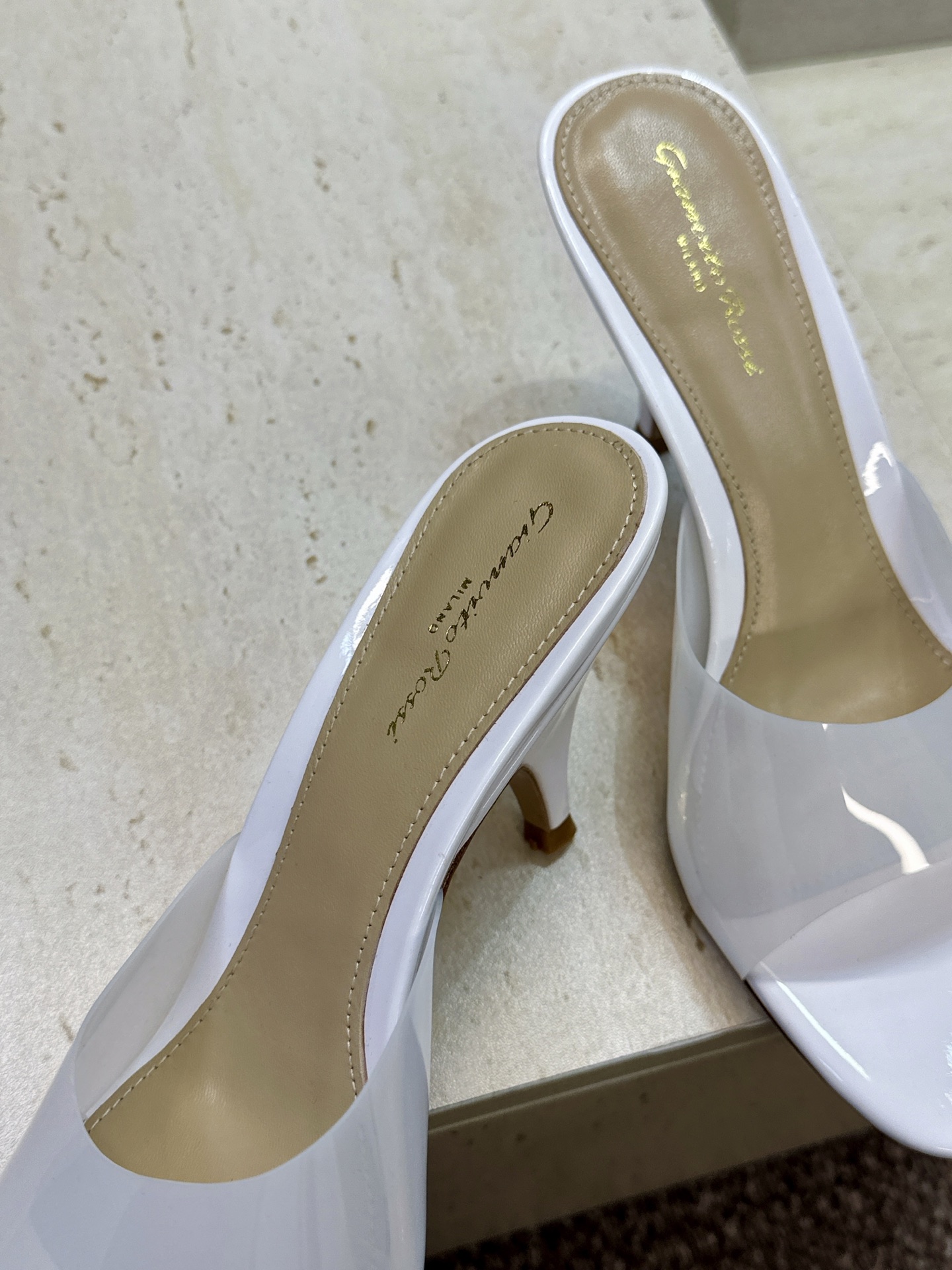 Gianvito Rossi 塞乔.罗茜2026春夏新款糖果色粗跟女鞋 GR字母logo高跟圆头鱼嘴露趾拼色凉拖鞋 材质