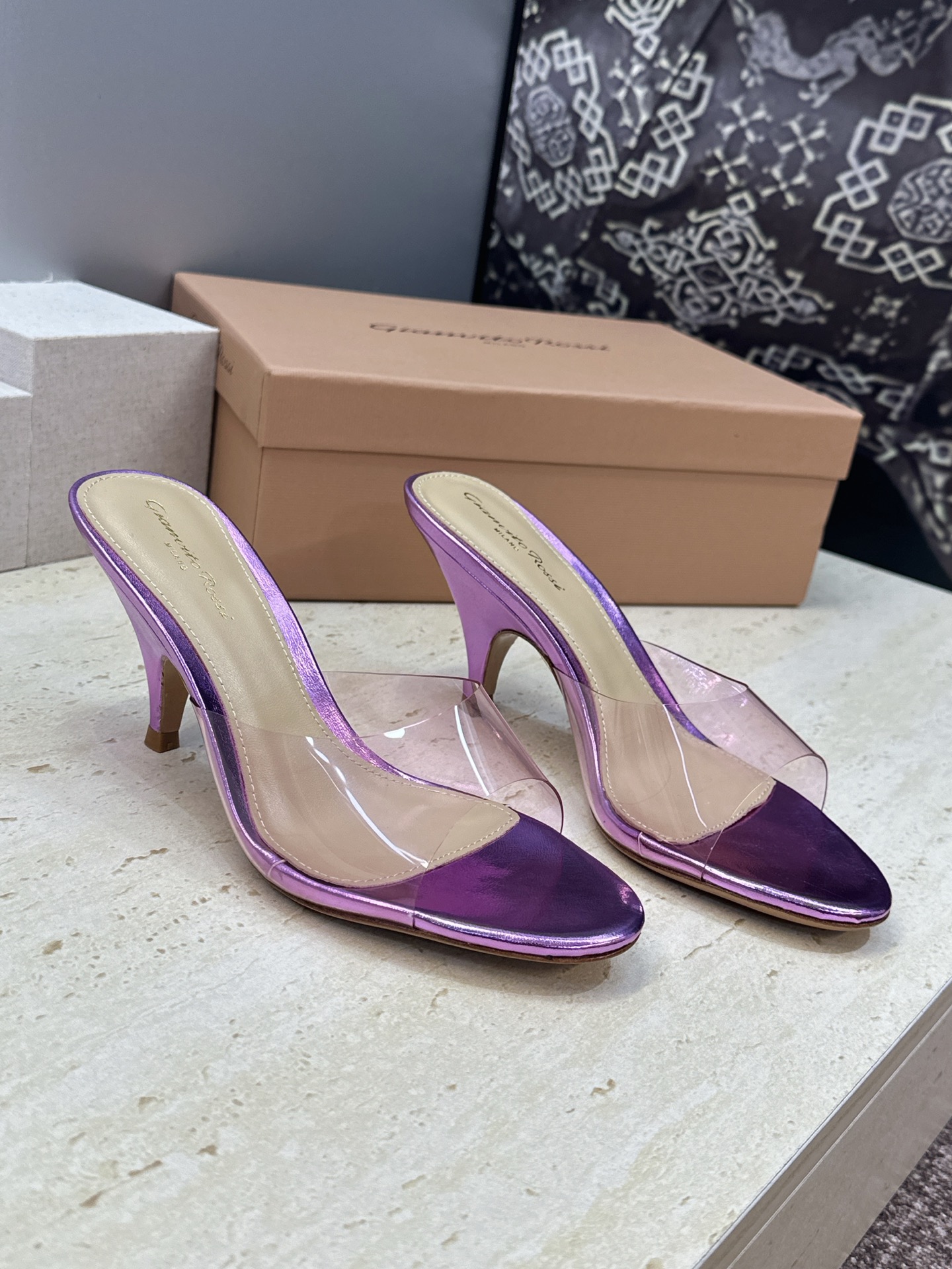 Gianvito Rossi 塞乔.罗茜2026春夏新款糖果色粗跟女鞋 GR字母logo高跟圆头鱼嘴露趾拼色凉拖鞋 材质 Gianvito Rossi 塞乔.罗茜2026春夏新款糖果色粗跟女鞋 GR字母logo高跟圆头鱼嘴露趾拼色凉拖鞋 材质