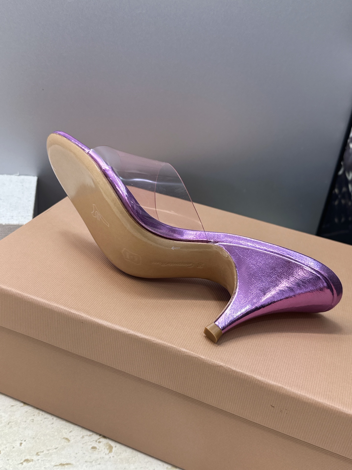 Gianvito Rossi 塞乔.罗茜2026春夏新款糖果色粗跟女鞋 GR字母logo高跟圆头鱼嘴露趾拼色凉拖鞋 材质 Gianvito Rossi 塞乔.罗茜2026春夏新款糖果色粗跟女鞋 GR字母logo高跟圆头鱼嘴露趾拼色凉拖鞋 材质