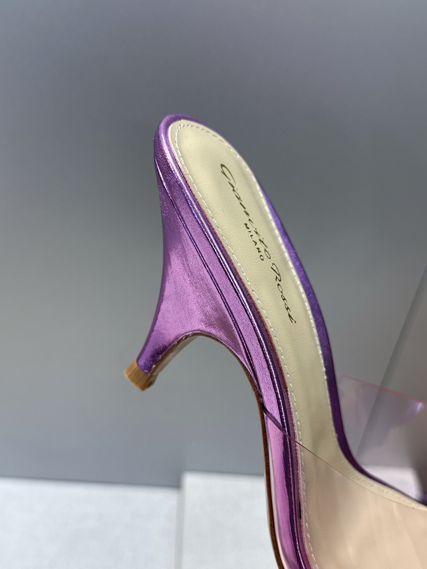 Gianvito Rossi 塞乔.罗茜2026春夏新款糖果色粗跟女鞋 GR字母logo高跟圆头鱼嘴露趾拼色凉拖鞋 材质 Gianvito Rossi 塞乔.罗茜2026春夏新款糖果色粗跟女鞋 GR字母logo高跟圆头鱼嘴露趾拼色凉拖鞋 材质