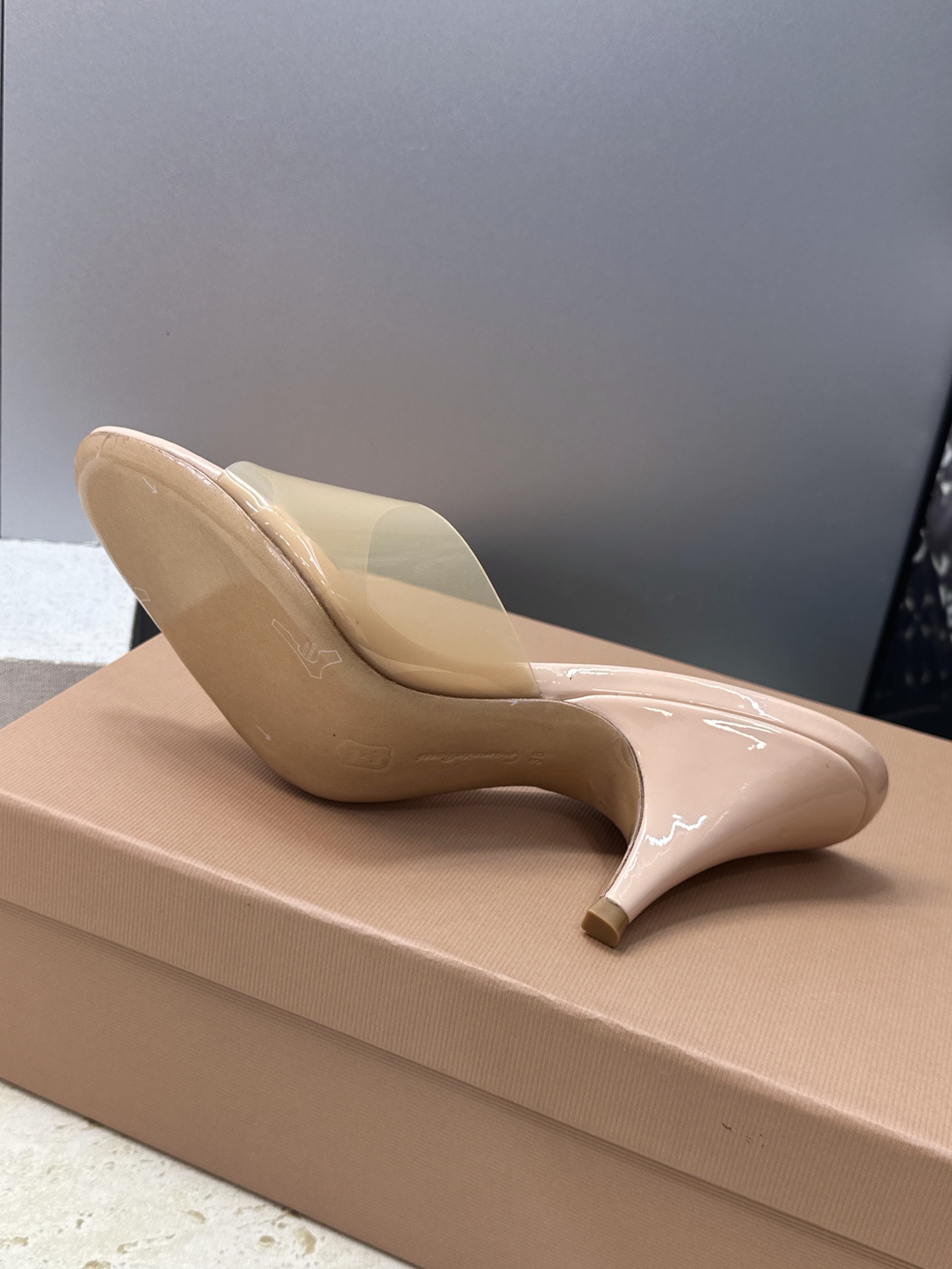 Gianvito Rossi 塞乔.罗茜2026春夏新款糖果色粗跟女鞋 GR字母logo高跟圆头鱼嘴露趾拼色凉拖鞋 材质
