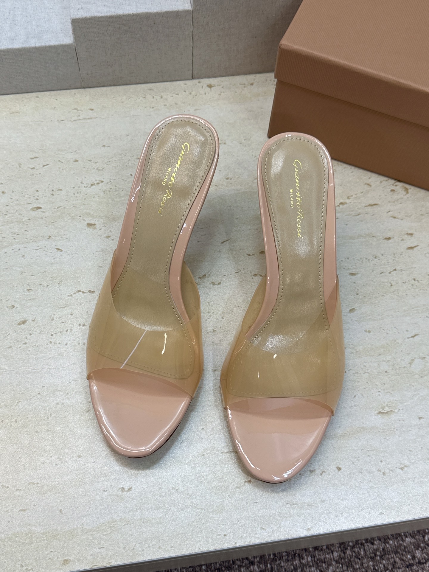 Gianvito Rossi 塞乔.罗茜2026春夏新款糖果色粗跟女鞋 GR字母logo高跟圆头鱼嘴露趾拼色凉拖鞋 材质