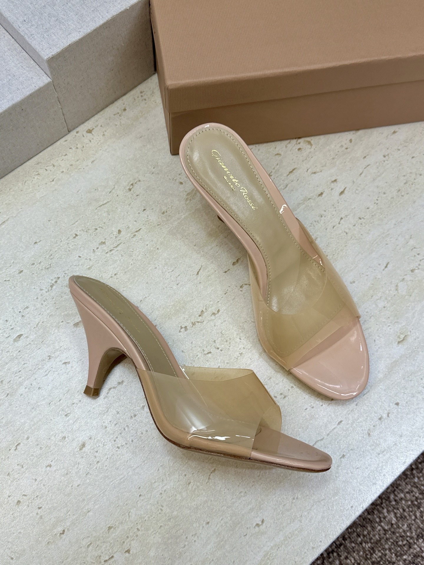 Gianvito Rossi 塞乔.罗茜2026春夏新款糖果色粗跟女鞋 GR字母logo高跟圆头鱼嘴露趾拼色凉拖鞋 材质