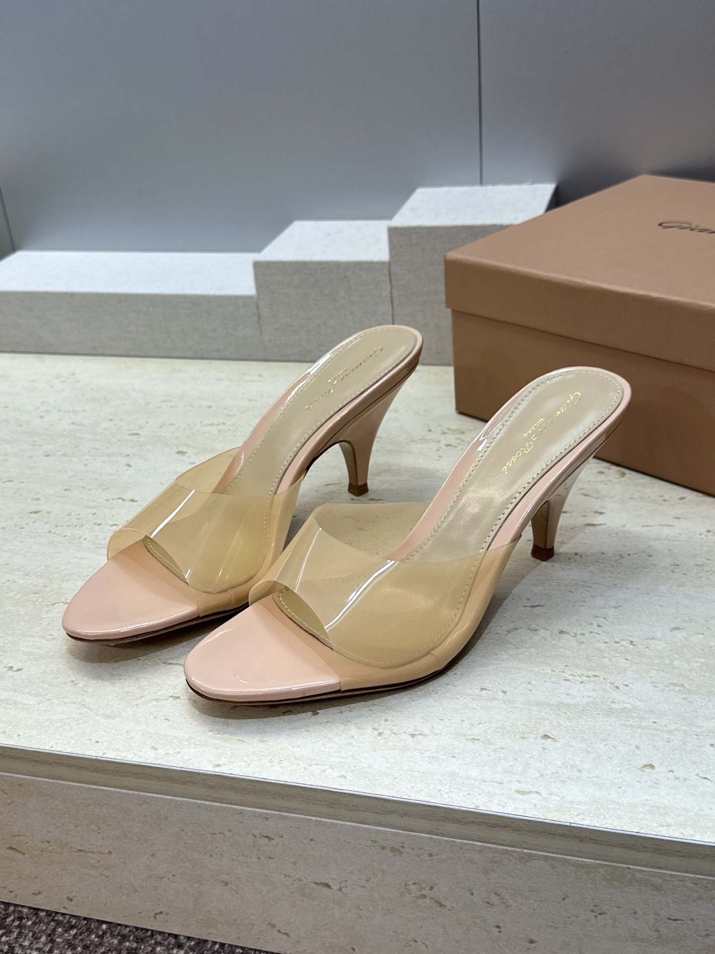 Gianvito Rossi 塞乔.罗茜2026春夏新款糖果色粗跟女鞋 GR字母logo高跟圆头鱼嘴露趾拼色凉拖鞋 材质
